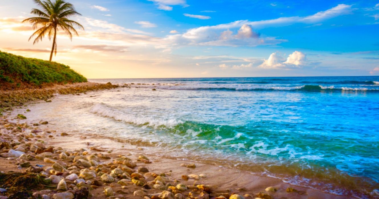 春の結婚式の後、ビーチにヒットしようとしているカップルのための10の新婚旅行の目的地