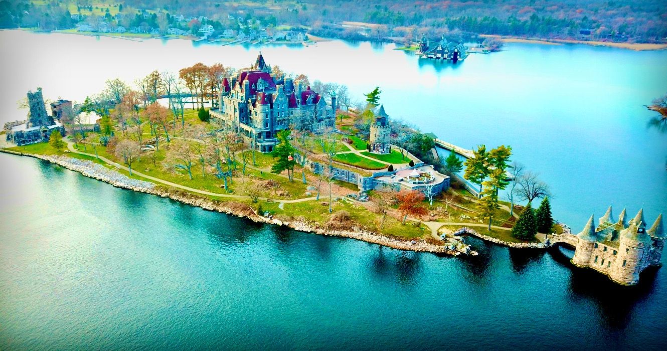 過小評価されているが風光明媚：ニューヨーク州北部の10の小さな町は、レイクプラシディー湖の素晴らしい代替品です