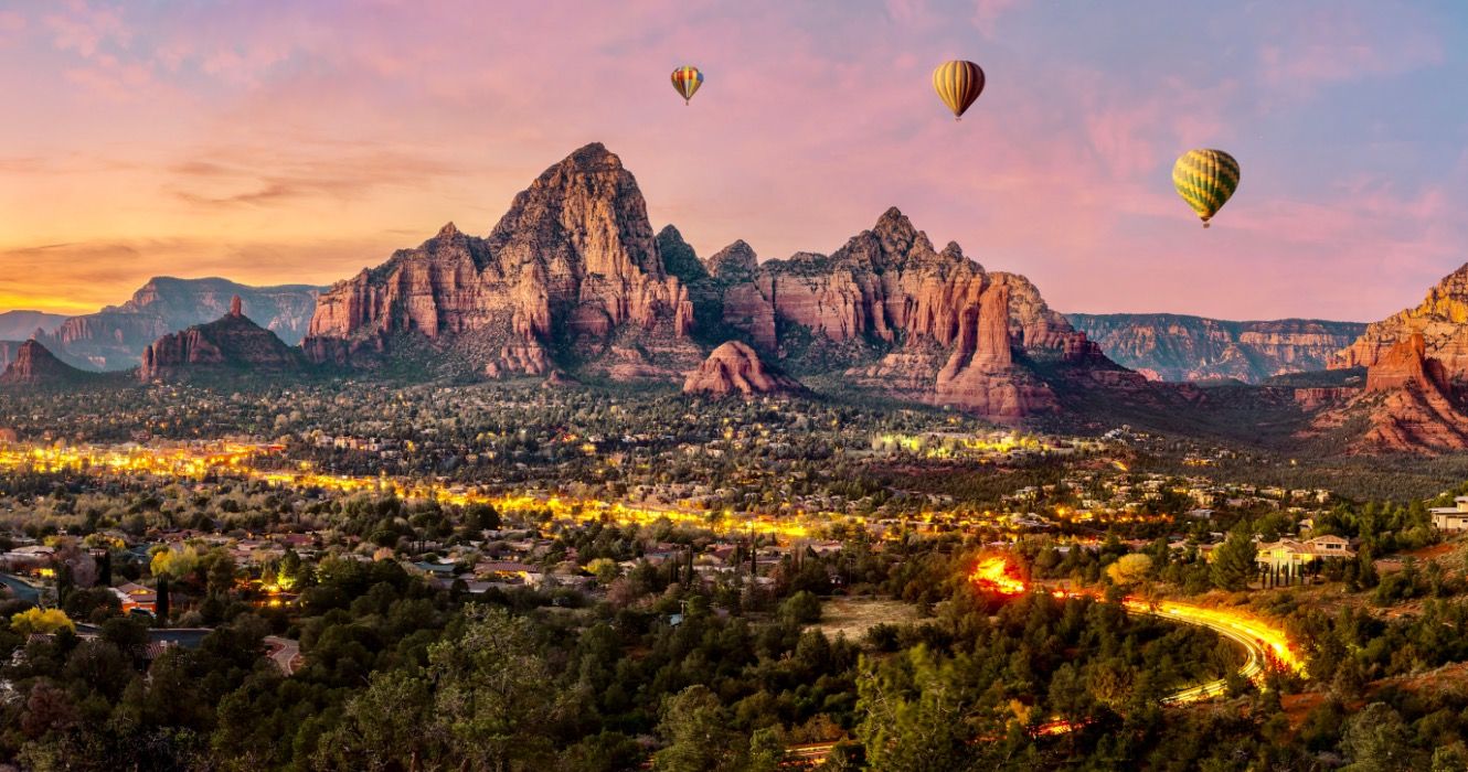 このアリゾナのハイキングトレイルは、パノラマの山の景色を無料で提供しています