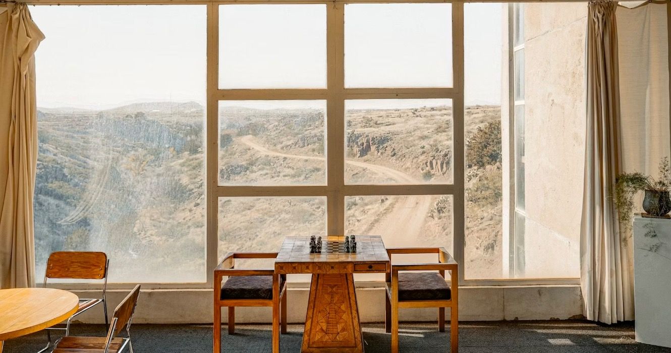 アリゾナ州フラッグスタッフの外のこの実験的な小さな町を訪れてください