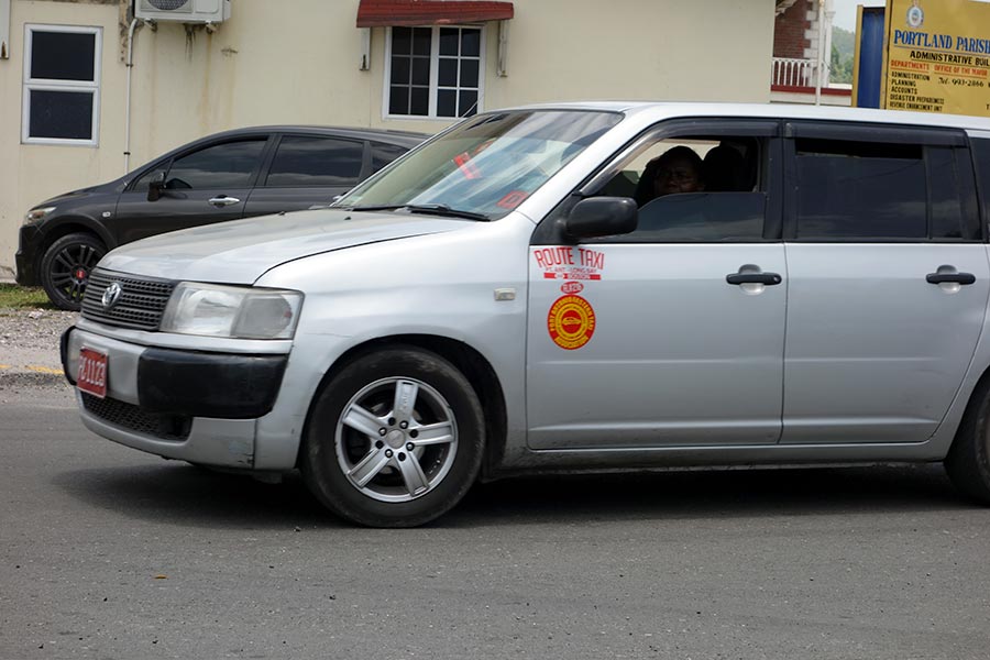 ルートタクシーを介してジャマイカを回る