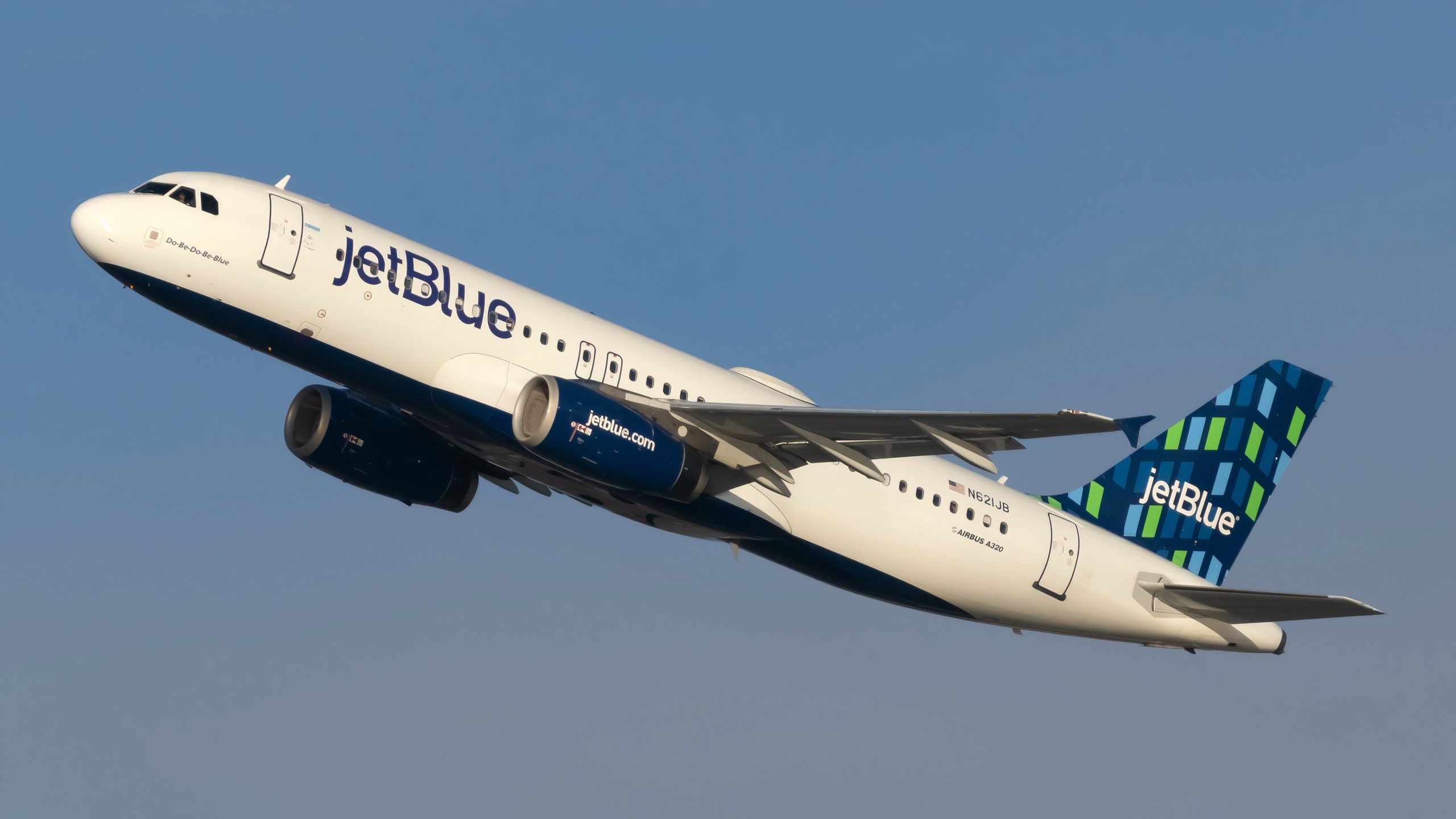 JetBlueは、USDOTによる「慢性」飛行遅延のために200万ドルの罰金で平手打ちしました