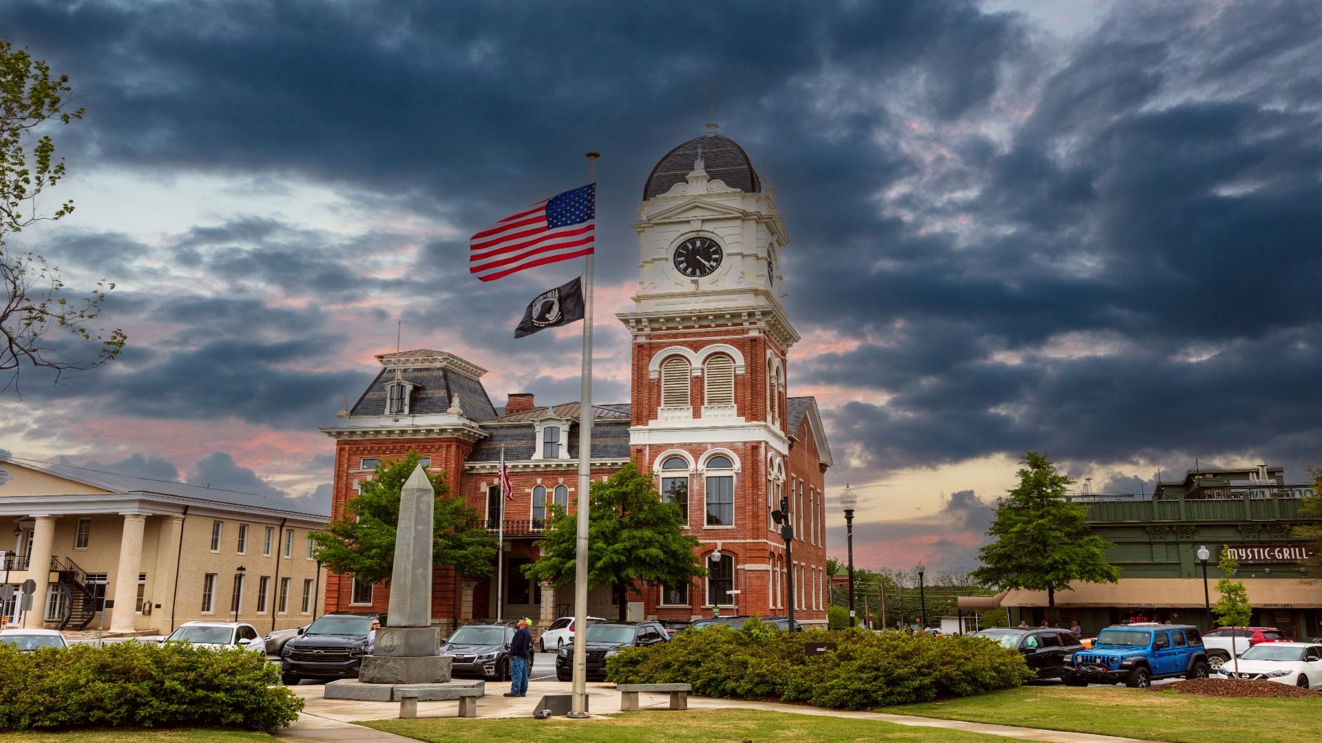 吸血鬼の日記：秋に神秘的な滝の雰囲気を持つ7つの本当の小さな町