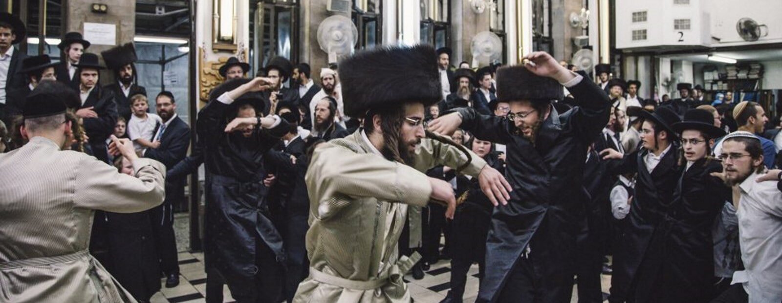イスラエル・カドシュ（「神聖な」というヘブライ語）2016年の写真奨学金の勝者フェリペ・ロメロ・ベルトランは、イスラエルで超正統派のユダヤ人のお祝いを捉えています。
