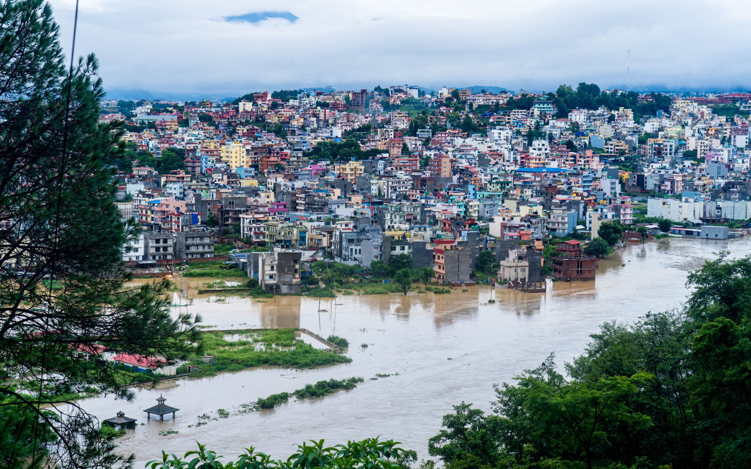 ネパールでの前例のない洪水：死の犠牲者が200を超えると屋根を介して脱出した居住者
