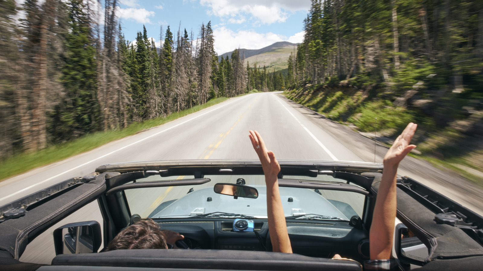 コロラド州の究極の夏のロードトリップルートが州で最も息をのむようなビーチと州立公園に当たる