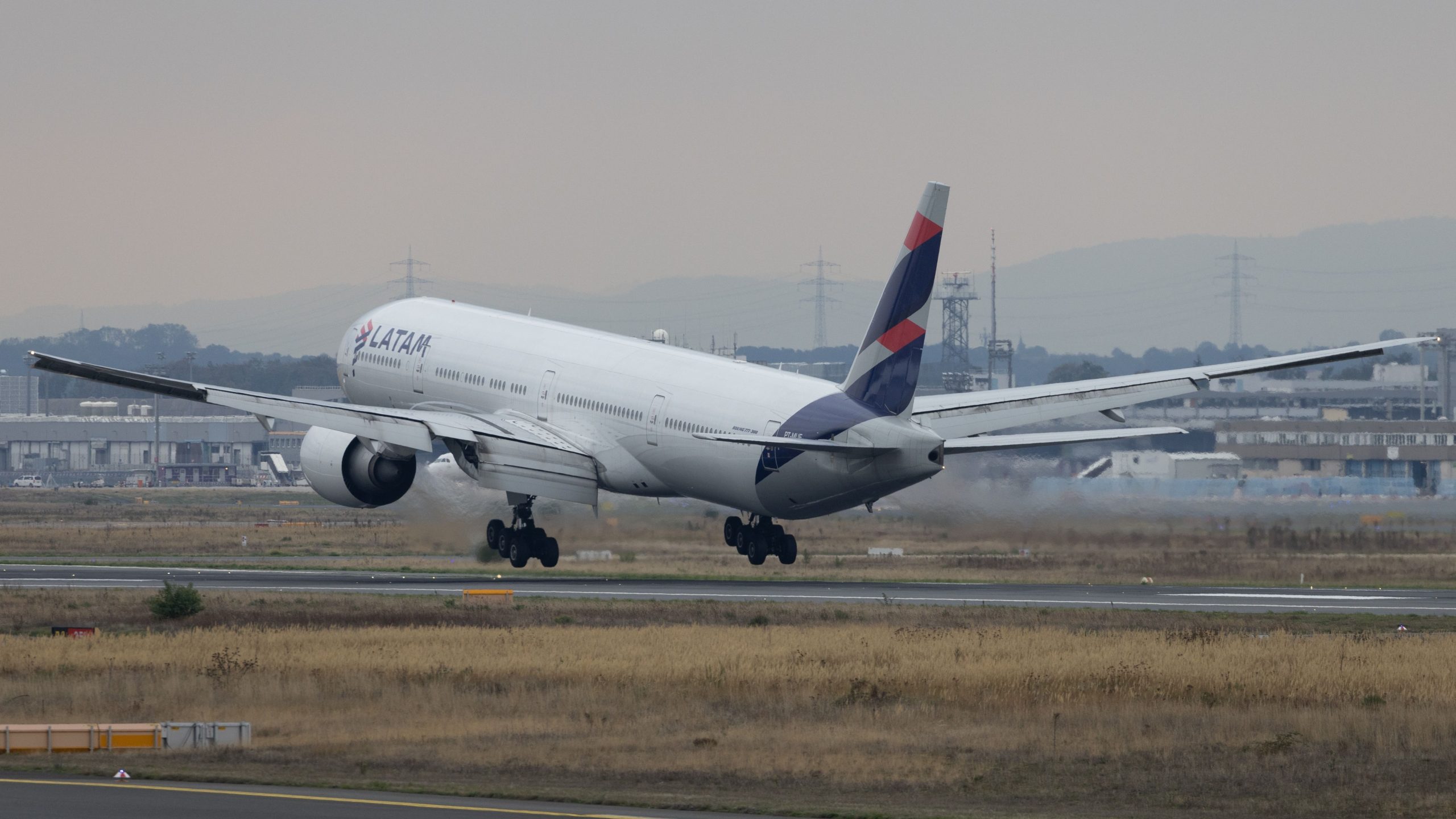 ラタムボーイング777ミラノマルペンサでのテールストライカー予備レポート：パイロットは飛行コンピューターに間違った離陸パラメーターを入力しました