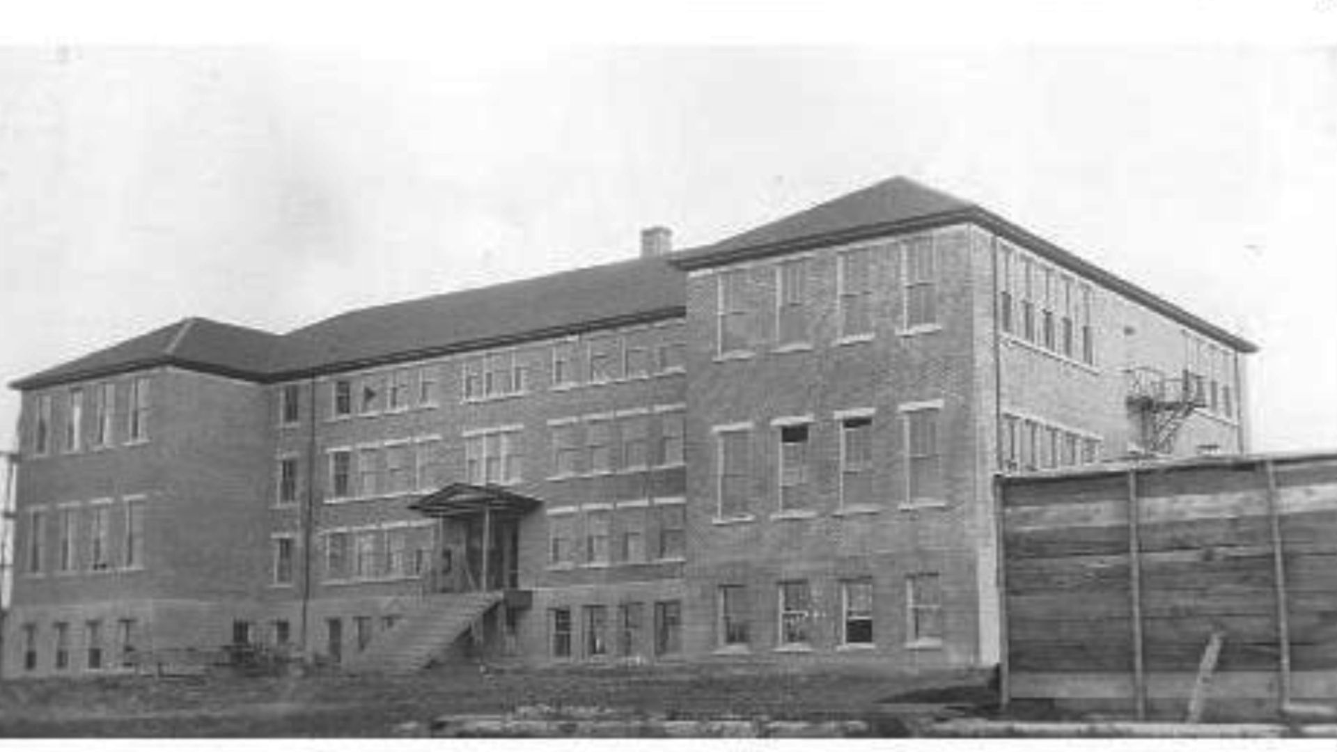 レーダーは、カナダの住宅学校で潜在的なマークのない墓を検出します