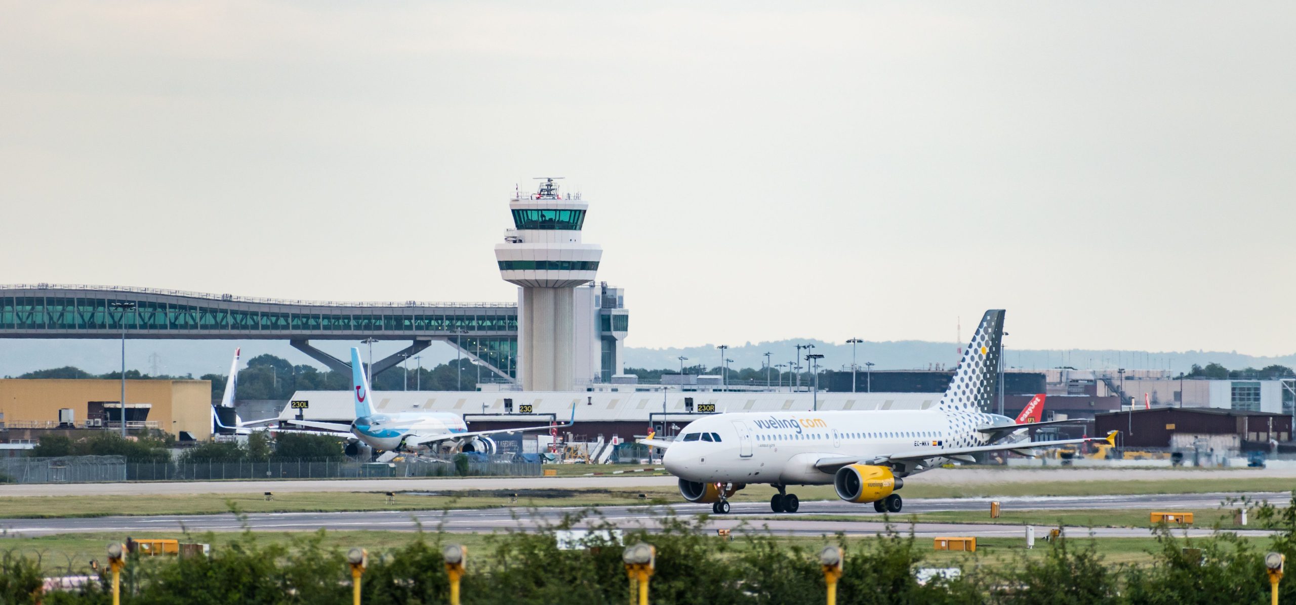 24時間以内にロンドンで見つかった3つの疑わしいパッケージは、空気、鉄道、道路による輸送の遅延を引き起こします