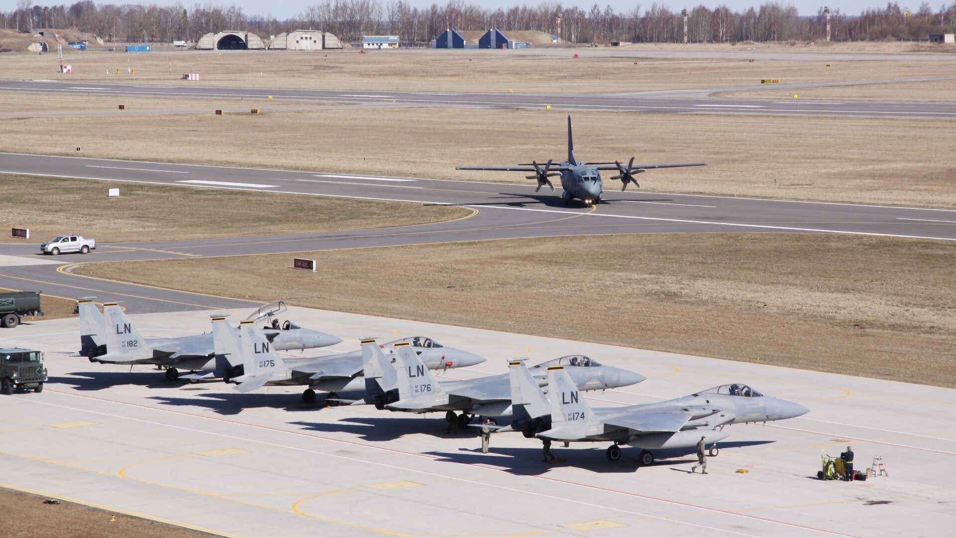 リトアニア空軍はどの航空機を飛ばしますか？