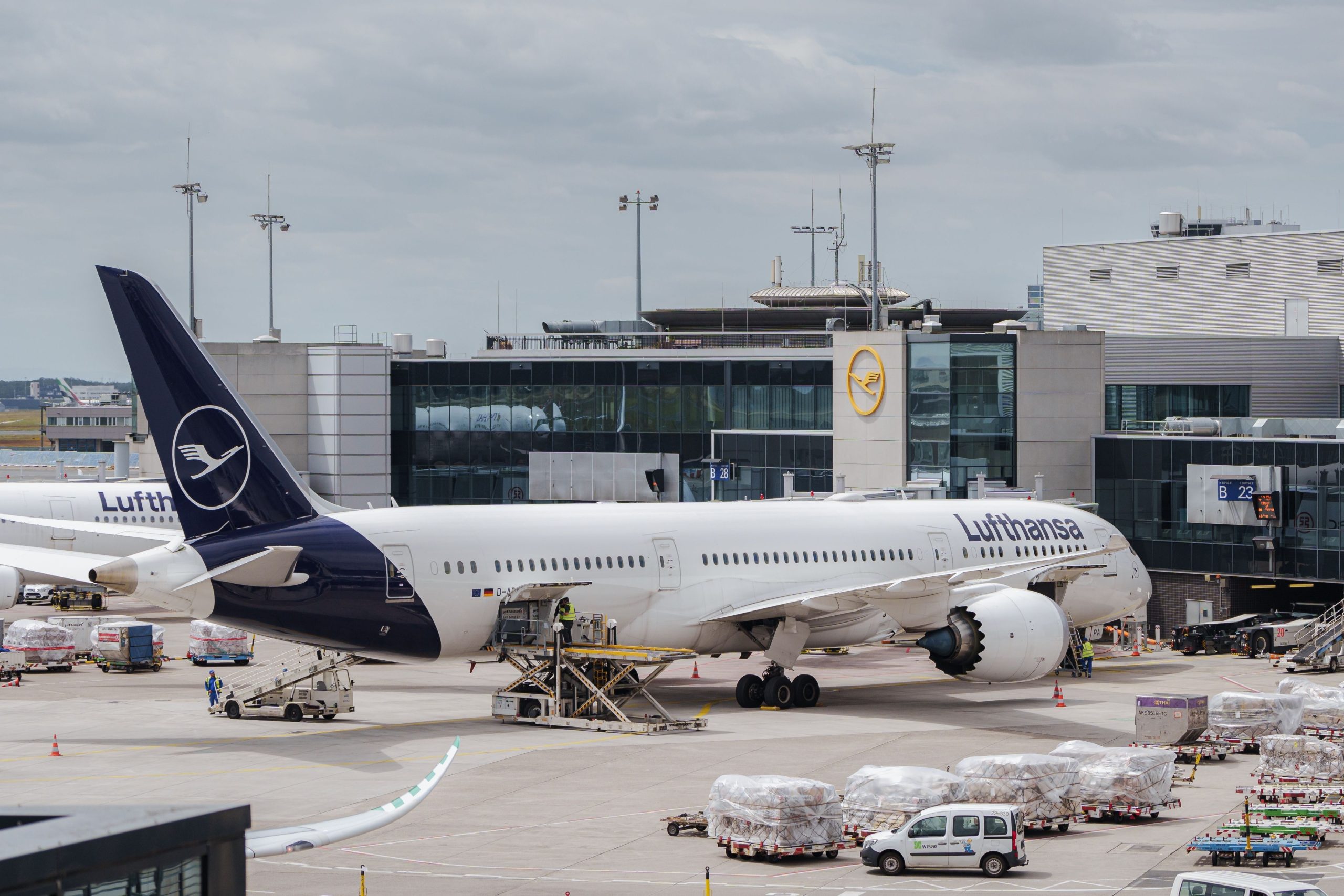 ルフトハンザは、新しいルートのために東と南に見えます