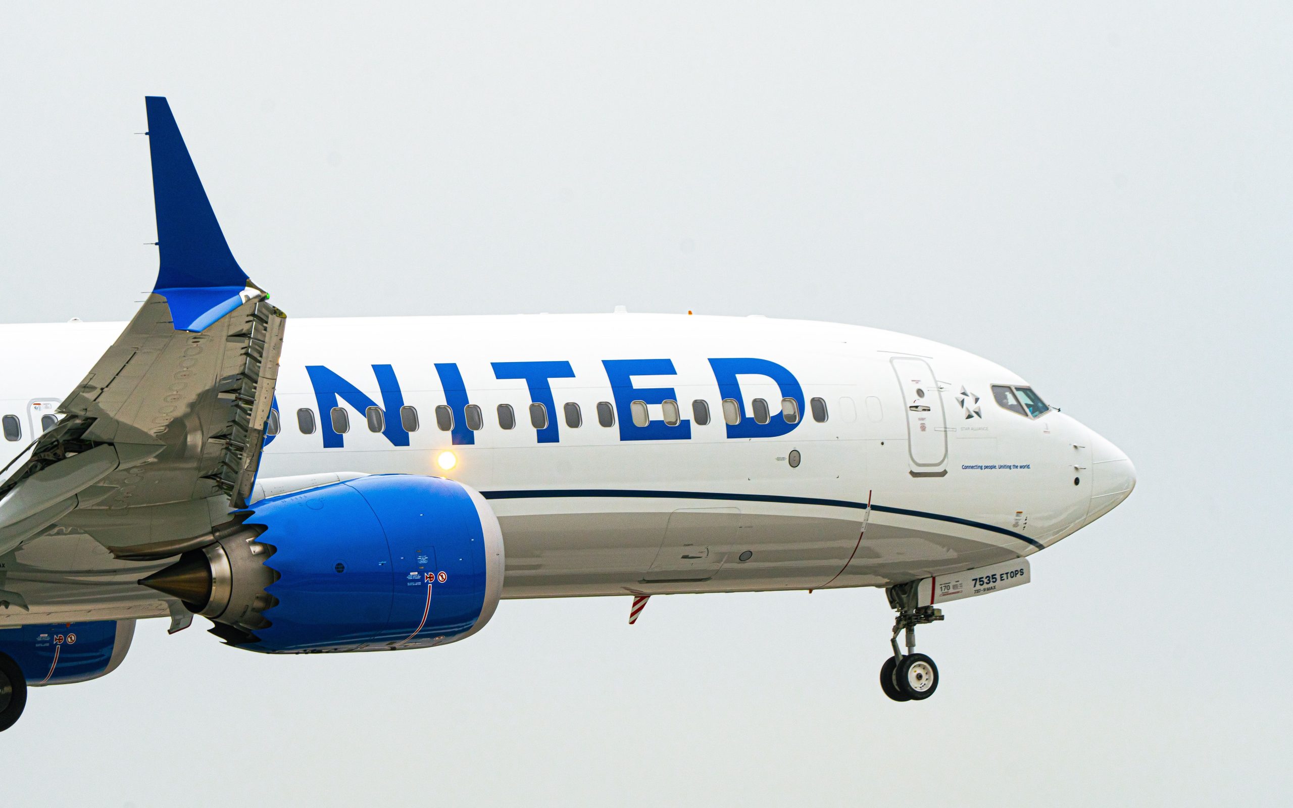 モンゴルからポンタ・デルガダまでのユナイテッド航空のボーイング737で飛ぶ方法