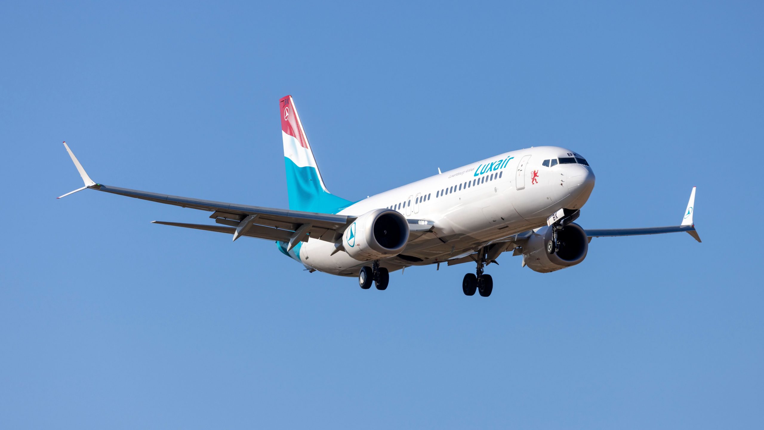 8時間以上：Luxairスケジュールリミテッドボーイング737マックス8アブダビへのルート