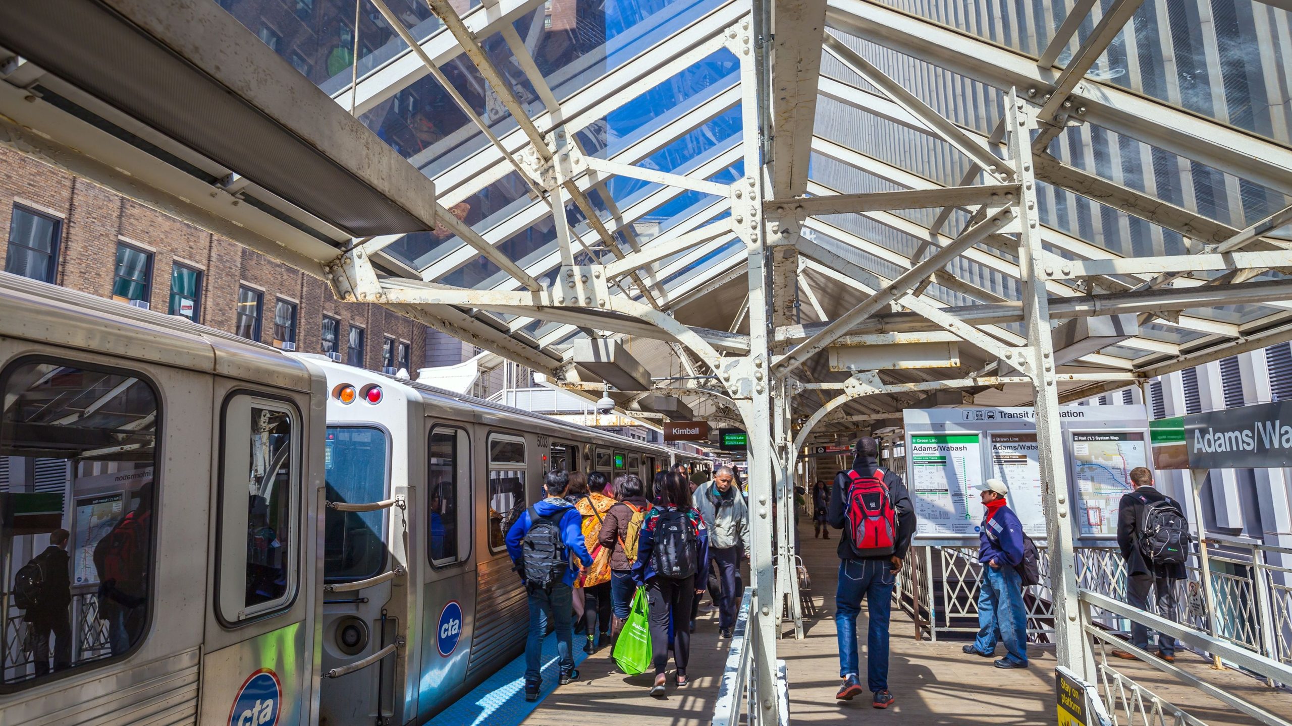 イリノイ駅で歩行者を訓練して殺します