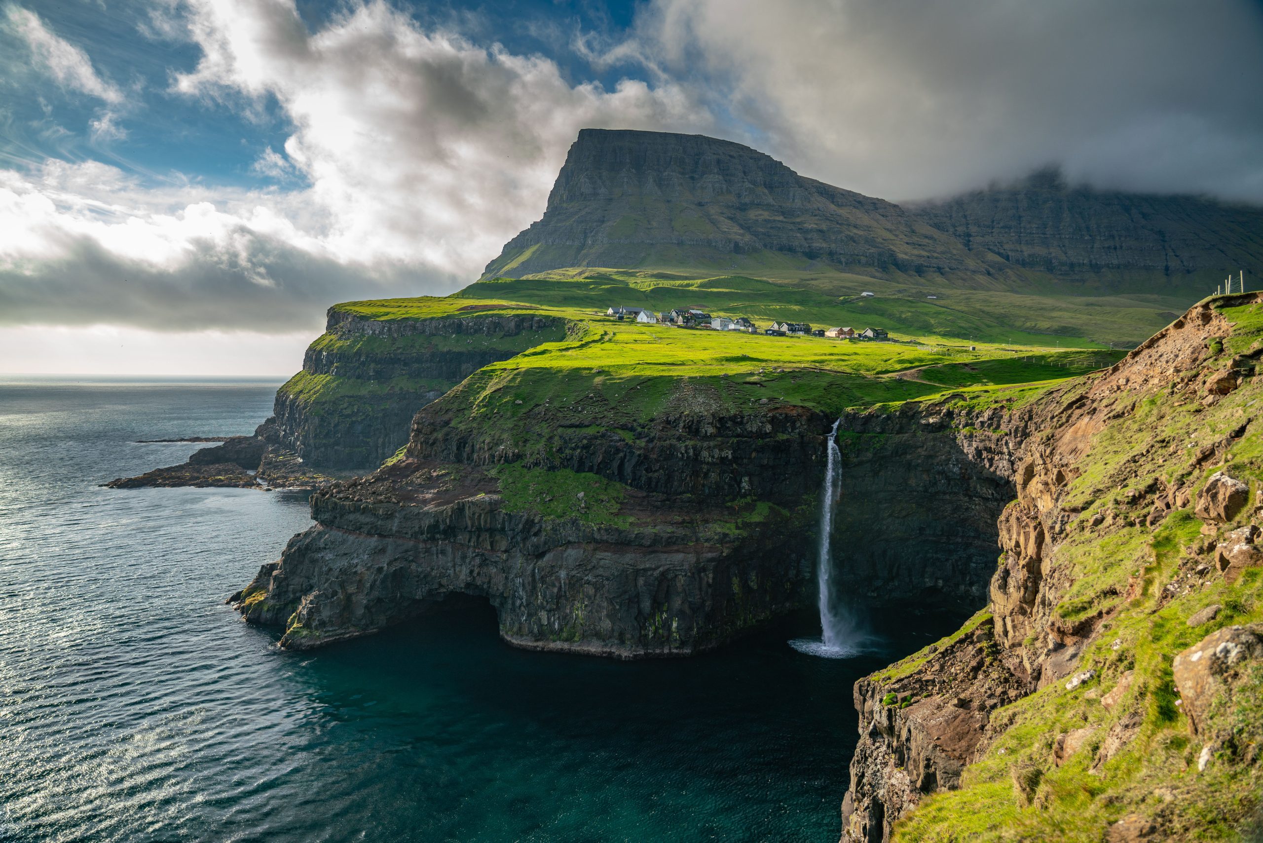 フェロー諸島の芸術的な海底トンネルは、スコットランド、アイスランド、ノルウェーの間の人気のある観光地になります