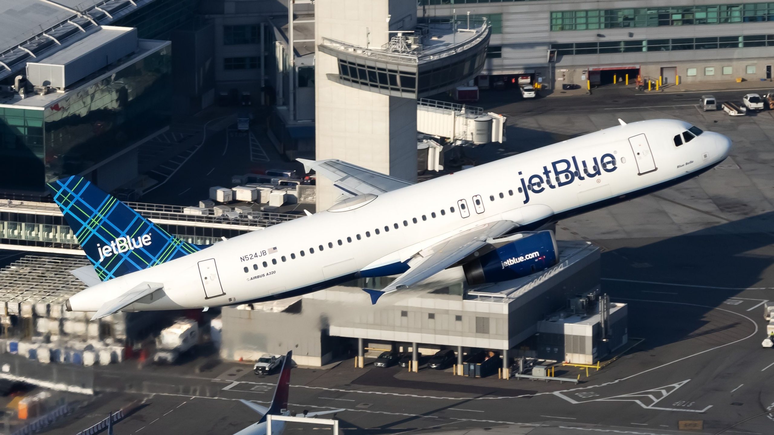 JetBlue Airbus A320は、離陸中に金属の破片が落ちた後、ニューヨーク