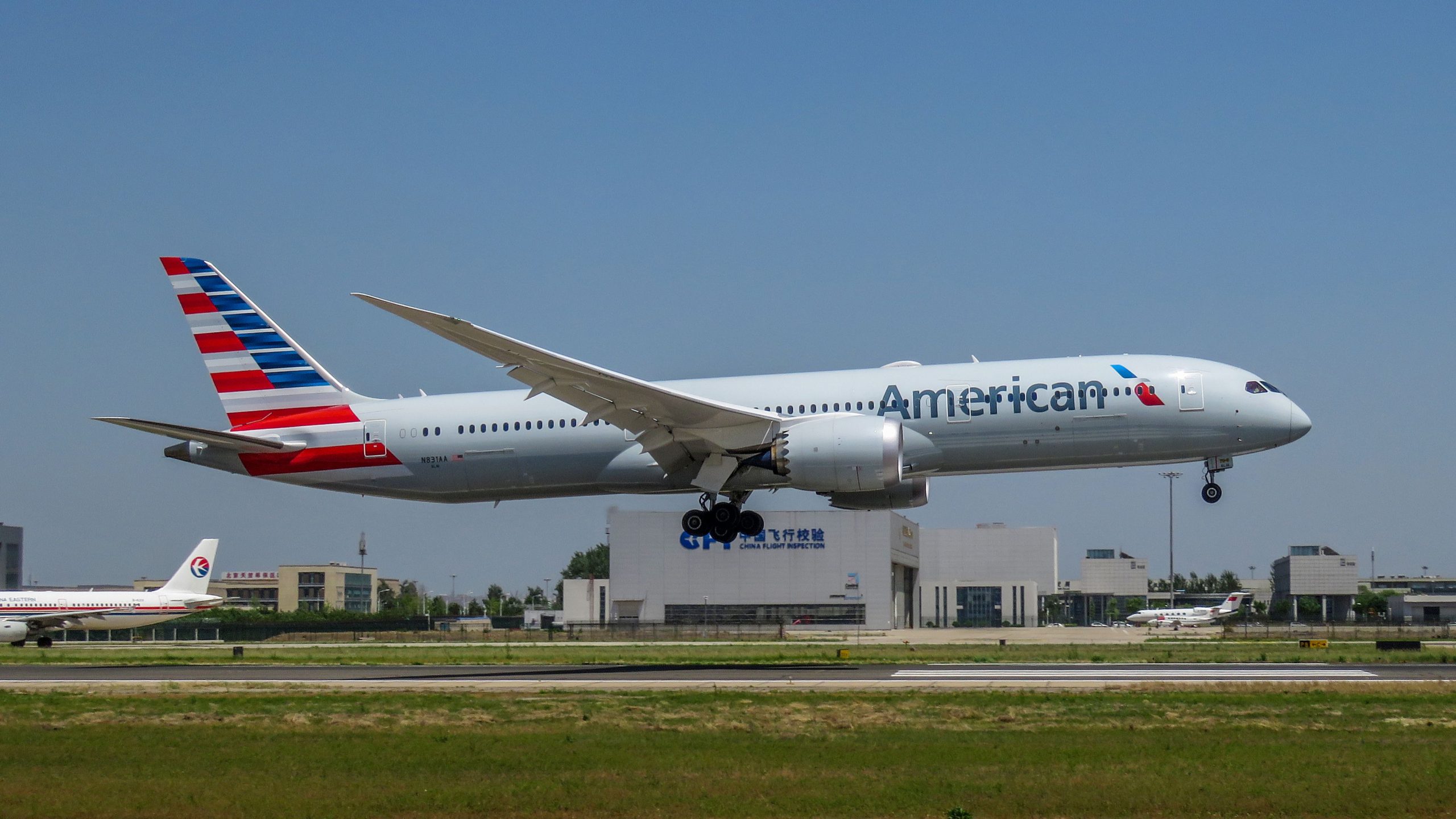 新しいビデオでは、サンパウロでコックピットに入ろうとした後にアメリカン航空の乗客が投げ捨てられたことを示しています