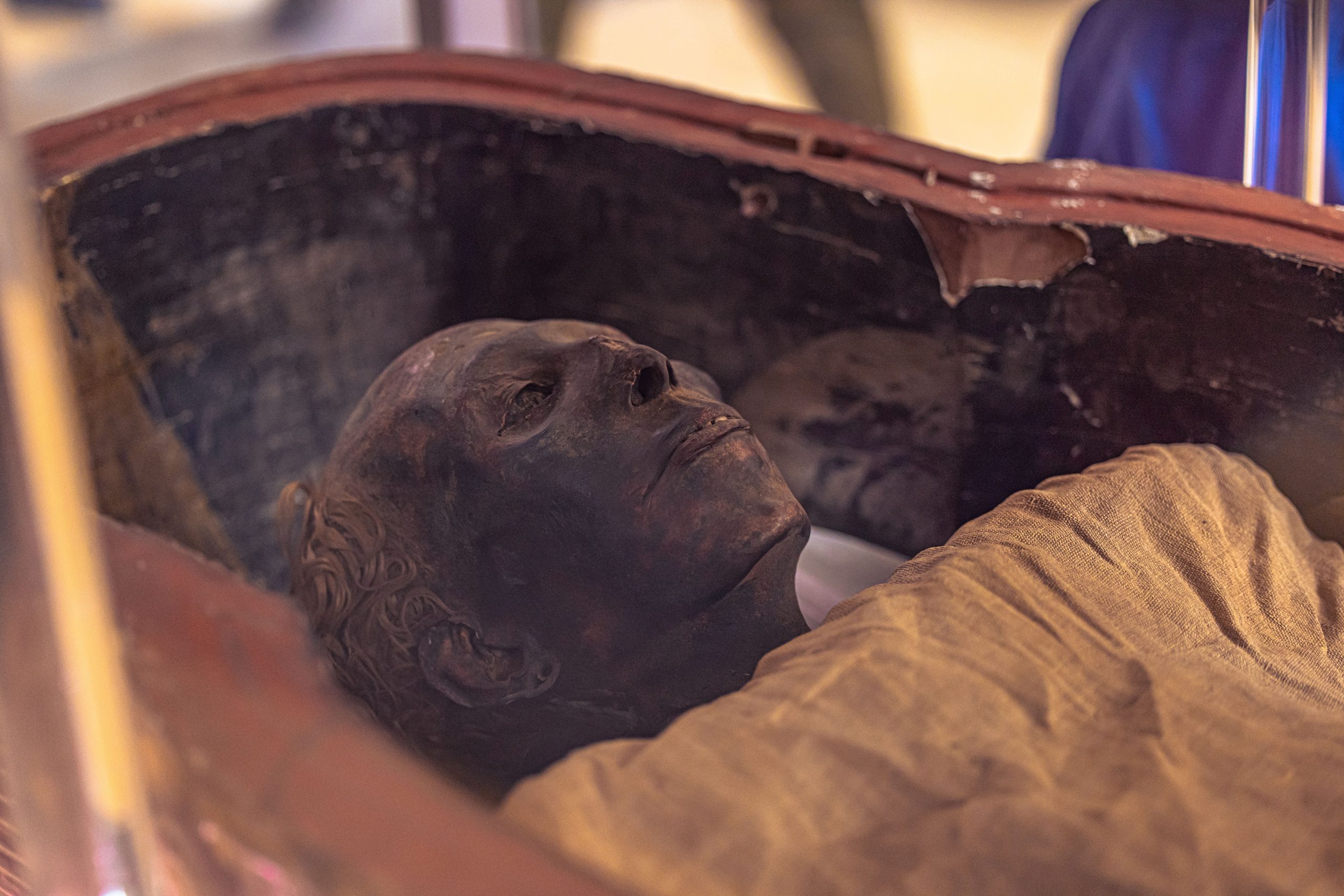 エジプトの考古学者によって発見された金の舌と爪で飾られた古代のミイラ