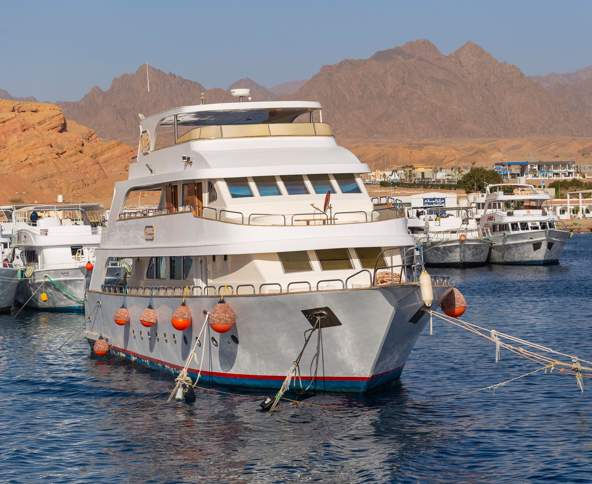 紅海観光船が上限と沈みます：エジプト当局ごとに少なくとも16人が行方不明になっています