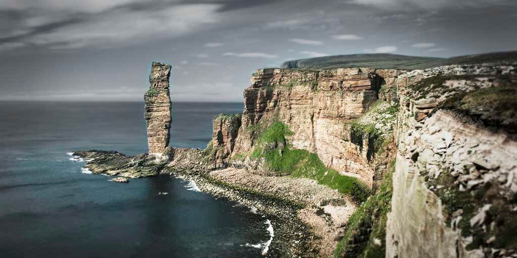 スコットランドの野生のオークニー諸島への冬の遠足