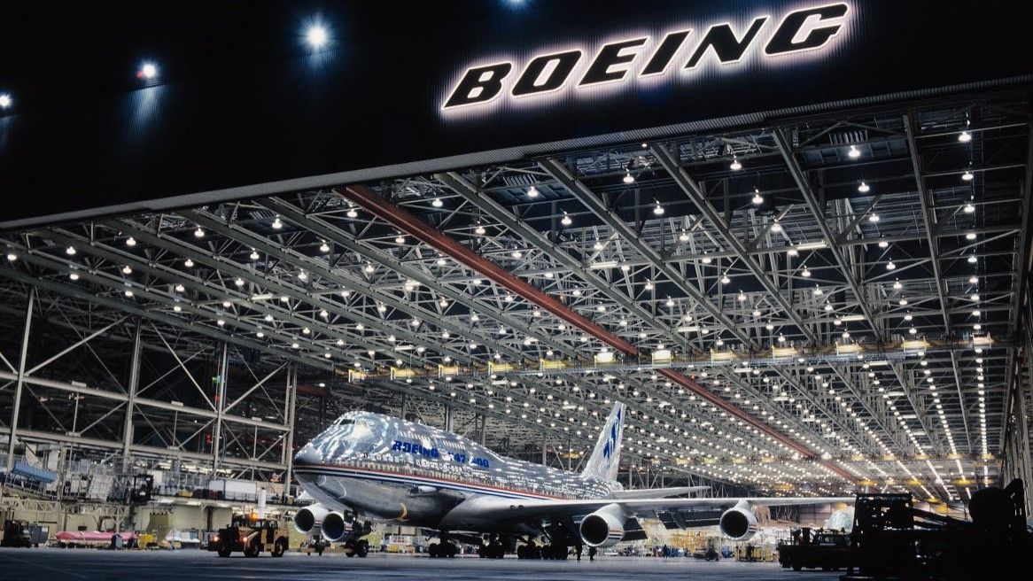 ボーイング747の重量はどれくらいですか？