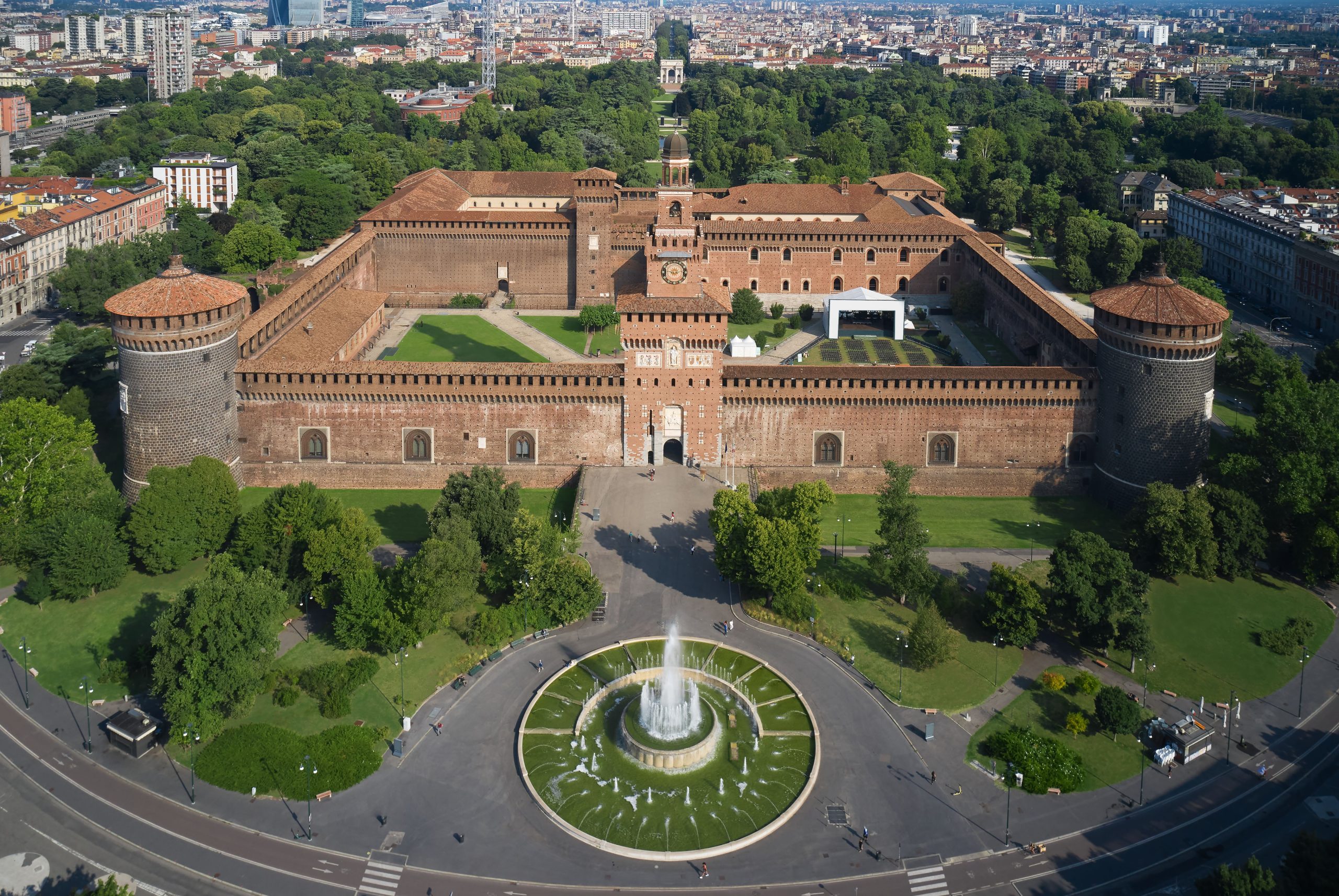 ミラノの象徴的なスフォルツァ城の下にあるダヴィンチに関連する秘密の通路の画期的な発見