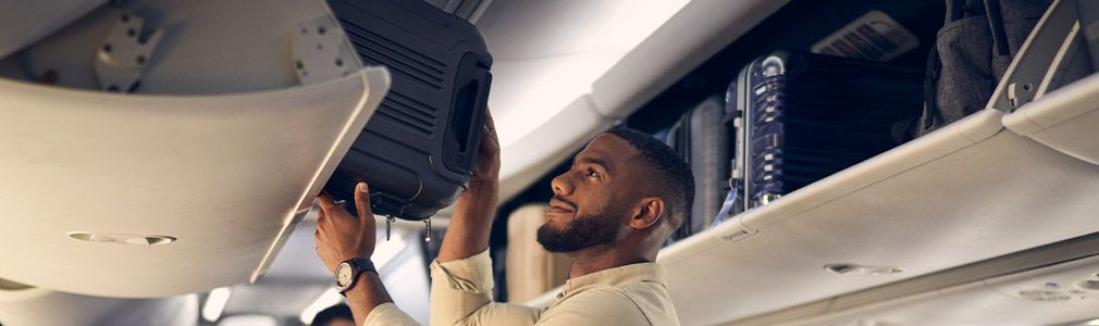 バックパックは、米国航空会社の機内持ち込みまたは個人的なアイテムとしてカウントされますか？