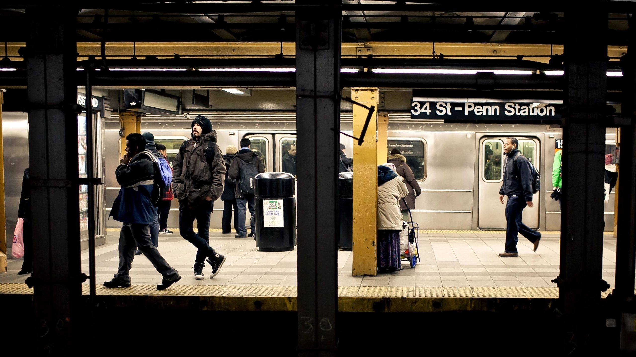 ニューヨークの地下鉄駅で燃え上がった男は重度の火傷を経験しました