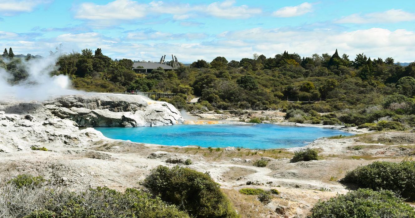 このユニークなニュージーランドの町は16時間のフライトに値する