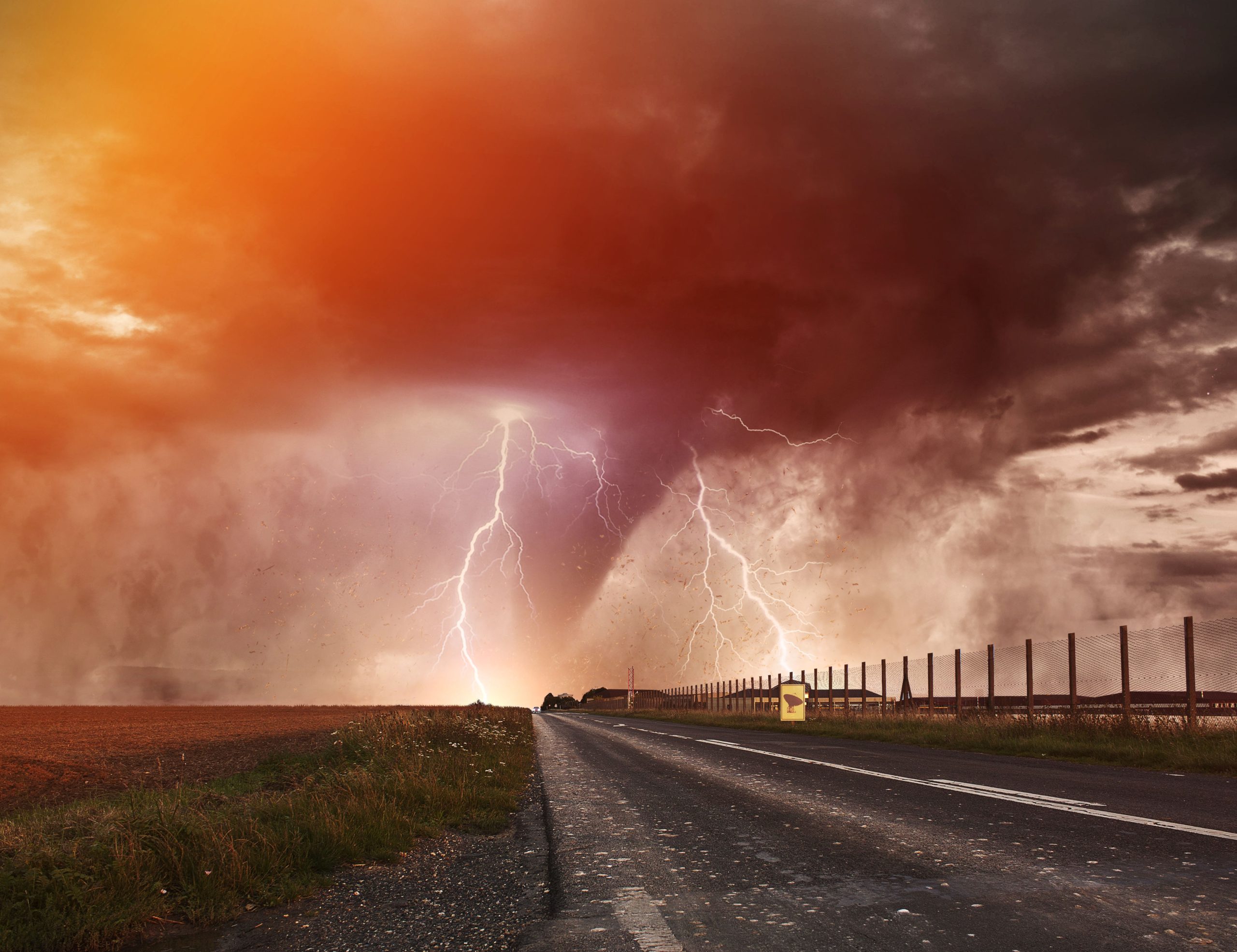 強力な嵐が広範な自然災害と旅行の混乱を脅かすため、極端な天候の下で米国中央および東部