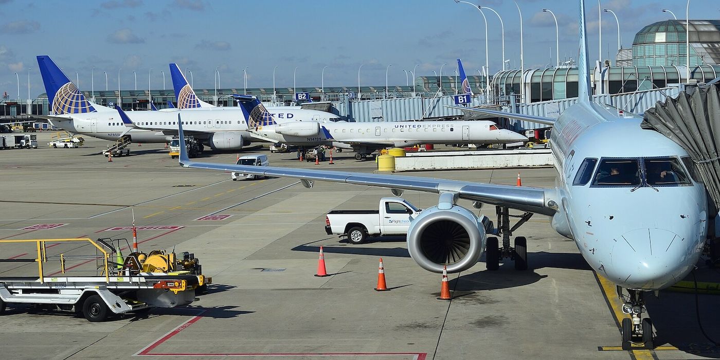 シカゴオヘア空港サイレント飛行機の翼がタグドライバーを重傷します