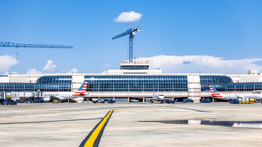 シャーロットダグラス国際空港でセキュリティに違反し、ターマックを散歩した後に逮捕された男