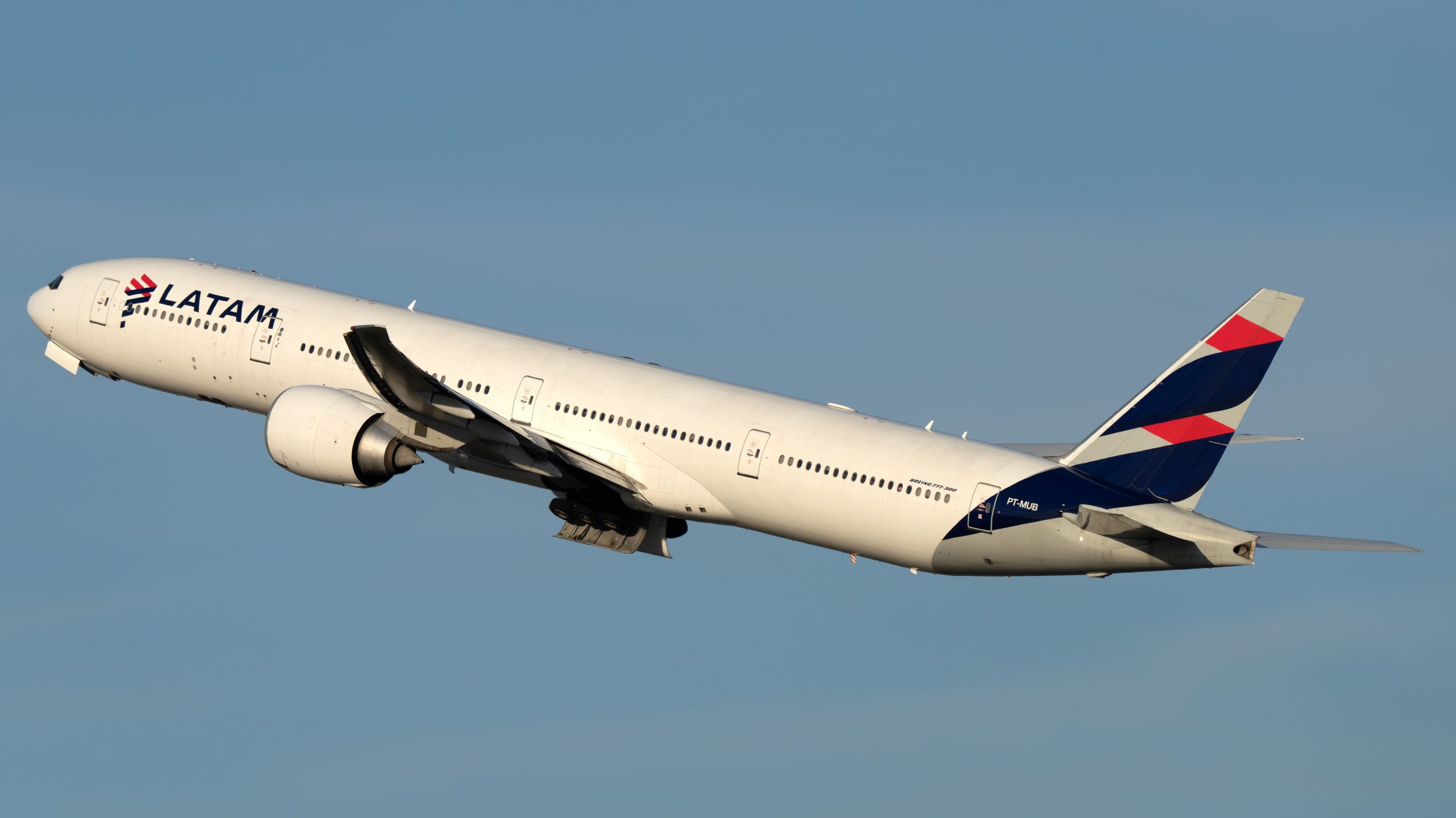 ビデオ：ラタムボーイング777-300ミラノ空港での重度のテールストライク事件