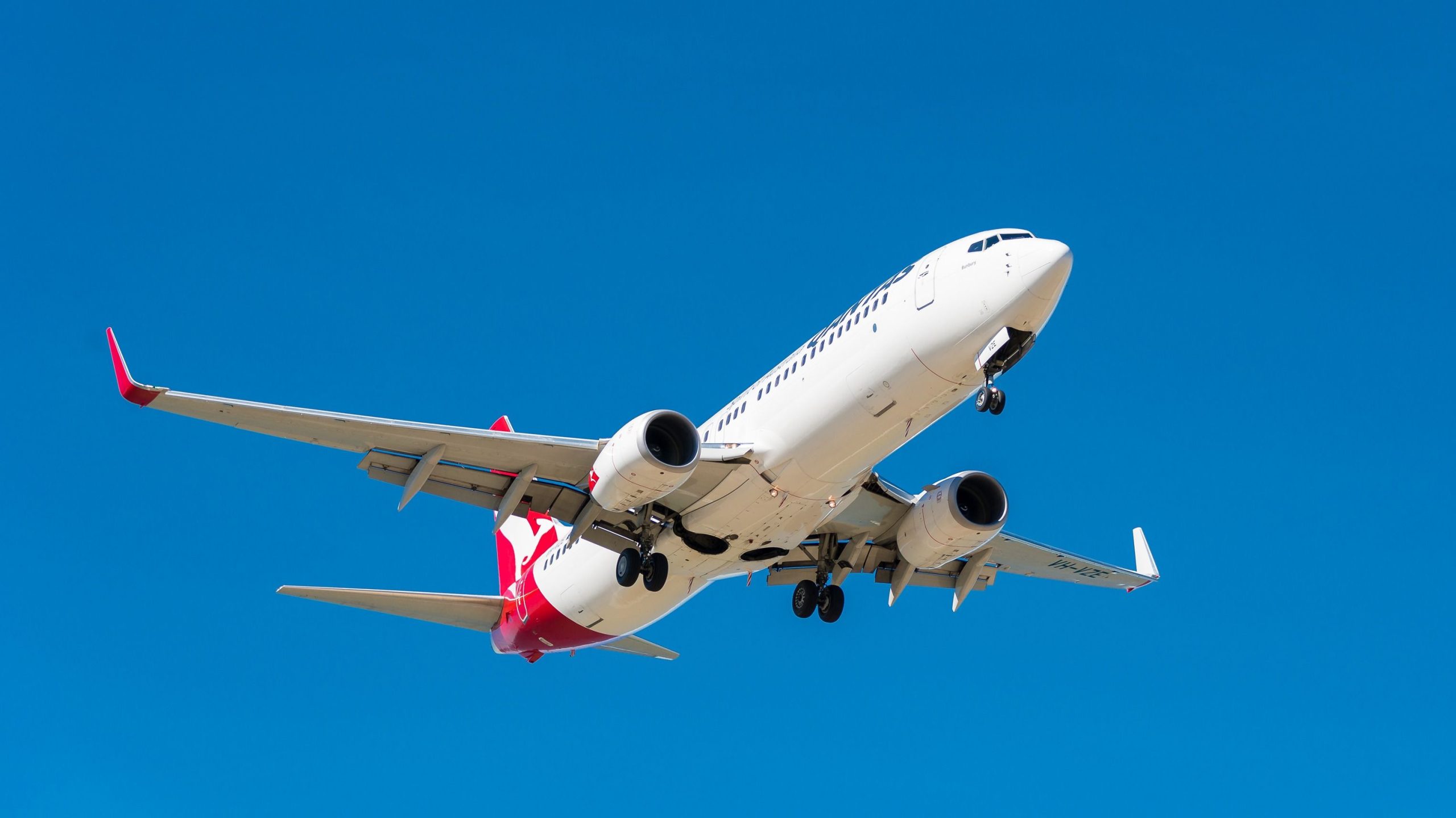 カンタスはボンザ危機を採用し、クルーを採用し、顧客のフライトを提供する