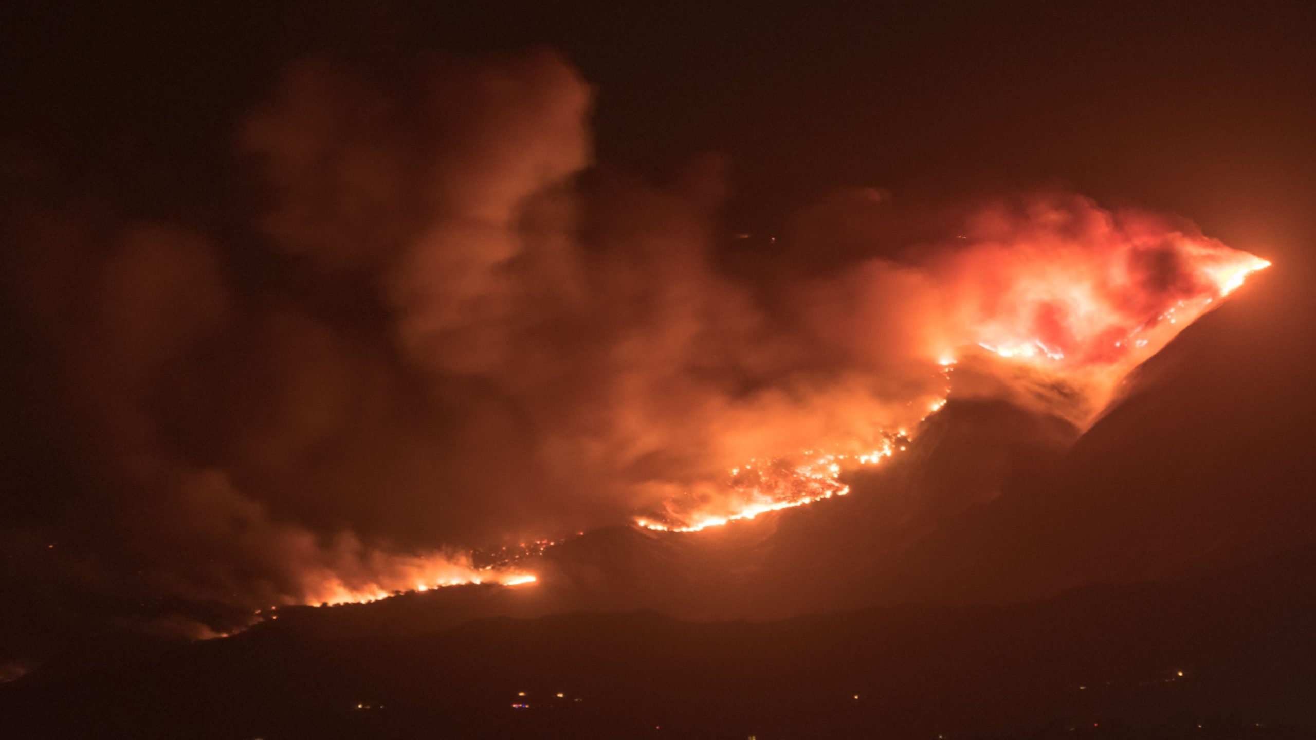 太平洋のパリセードが制御不能に激怒するにつれて避難するように命じられた30,000