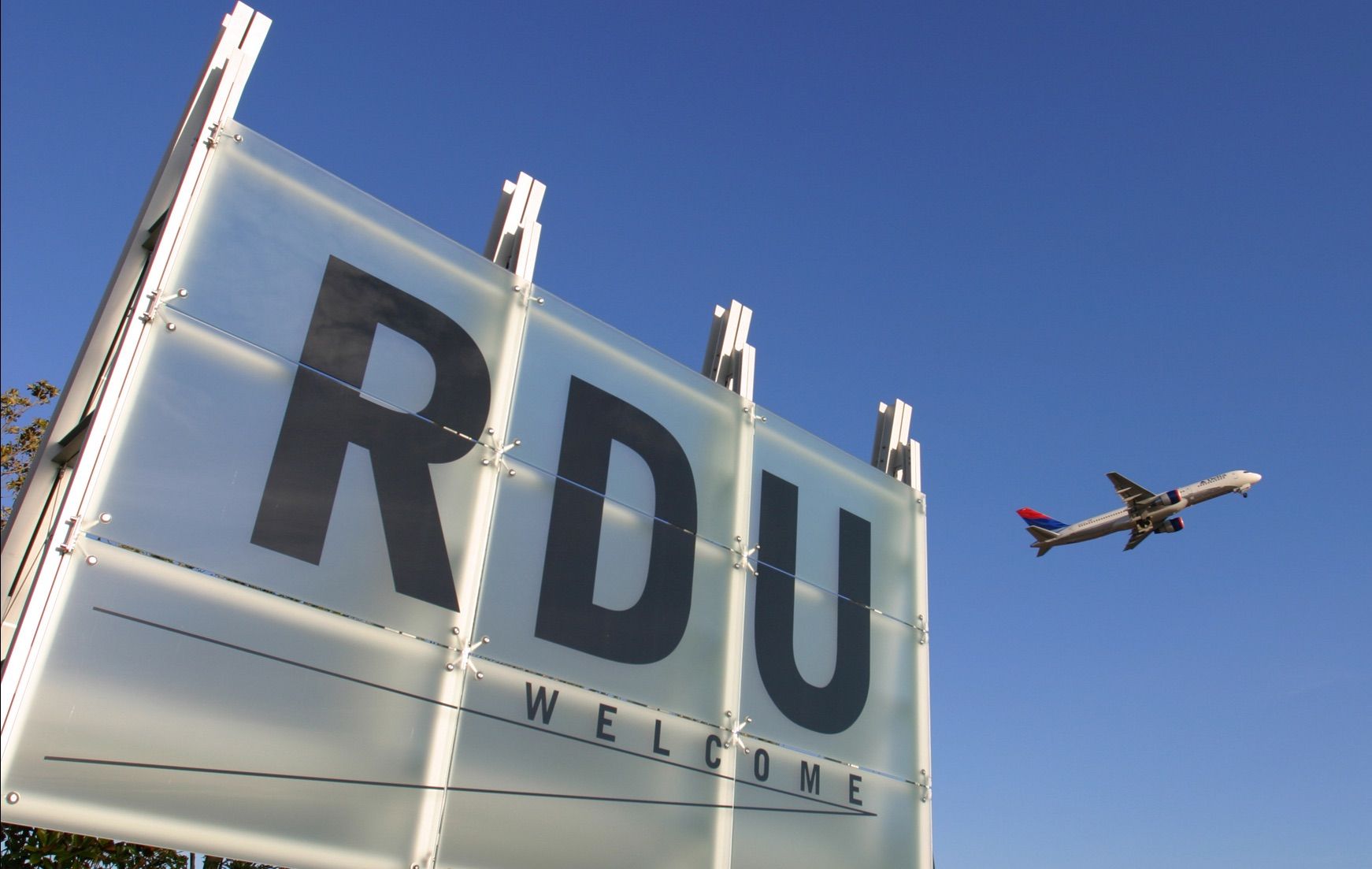 機器の誤動作により、ローリー・ダーラム国際空港での遅延が促されます