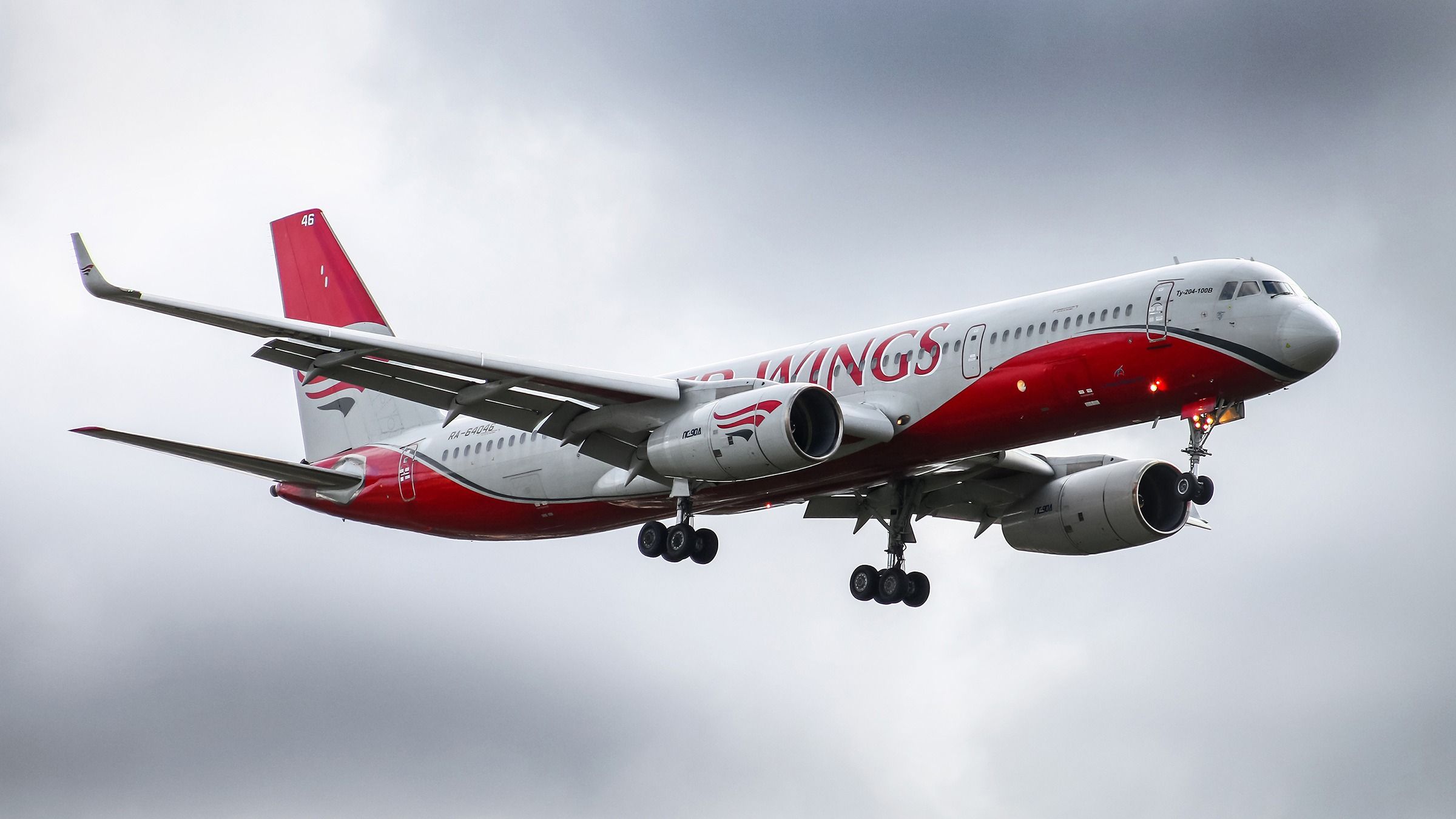 ロシアのレッドウィングスは現在、トゥポレフTU-214を国際的に飛行しています