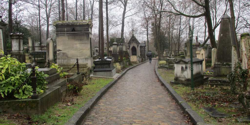 フランスは、パリで義理の父の灰を散らしている豊かなほこりで、作家は彼のよく旅行された生活に敬意を表しています。