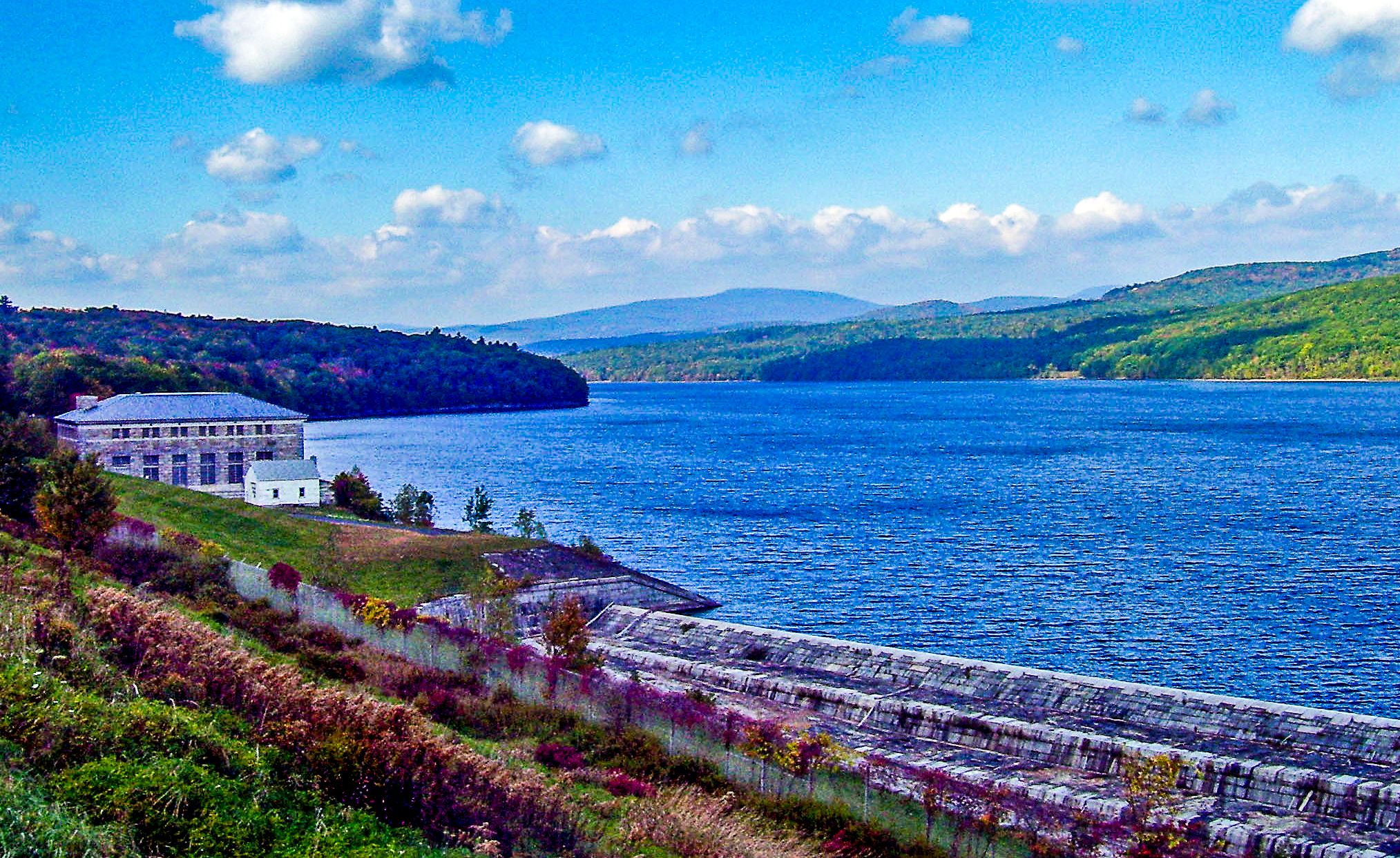 アメリカ最大の水中トンネルは、世界最大の水中トンネルの反対の目的を持っています
