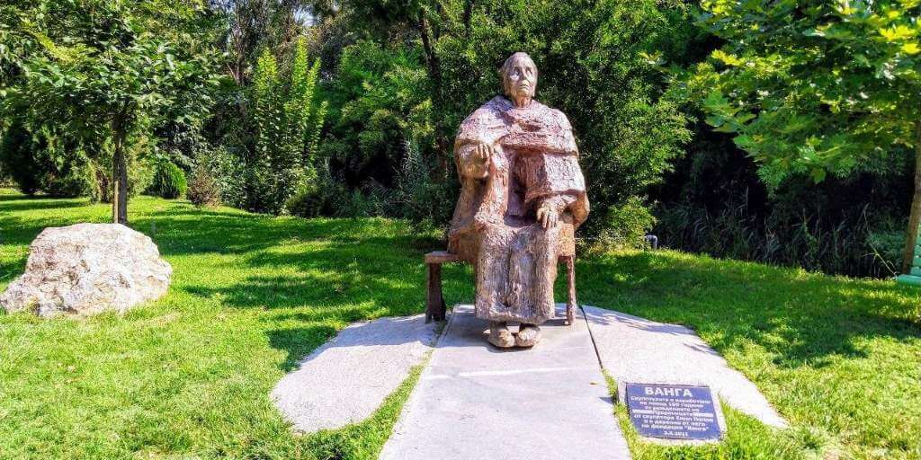 ブルガリア完全な見知らぬ人との予想外の旅でのルピテのミッションであるクリス・デリソは、有名なブルガリアの神秘主義者の家にいることに気づきます。