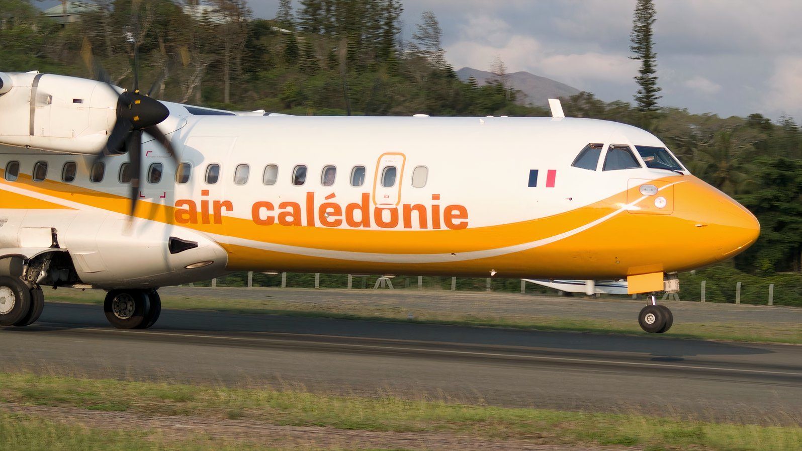 暴力的な抗議は、2回のニューカレドニア空港の閉鎖につながります