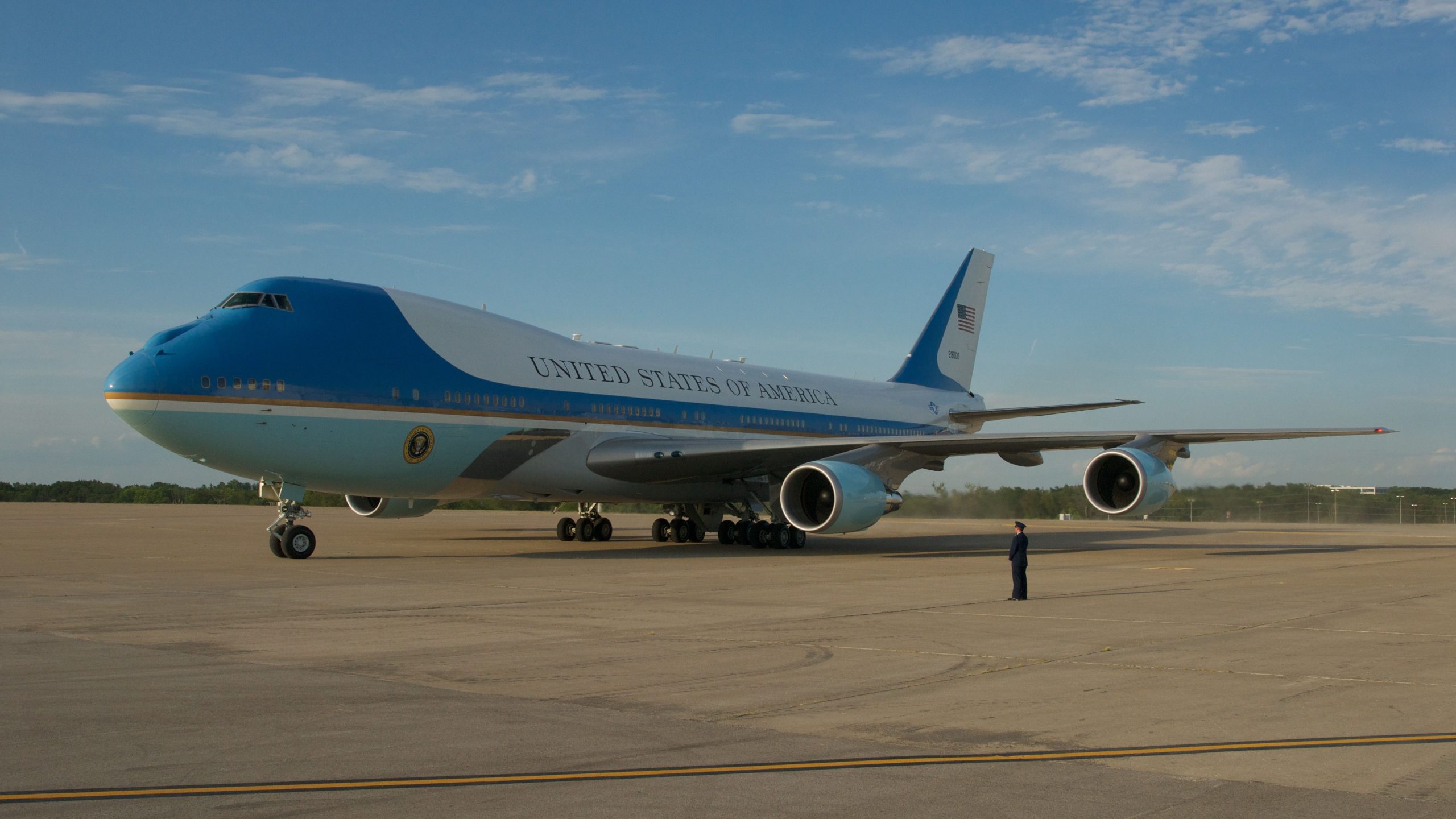 トランプ大統領は新しい空軍をより早く望んでいるので、彼はパームビーチで13歳のプライベートボーイング747-8をツアーしました