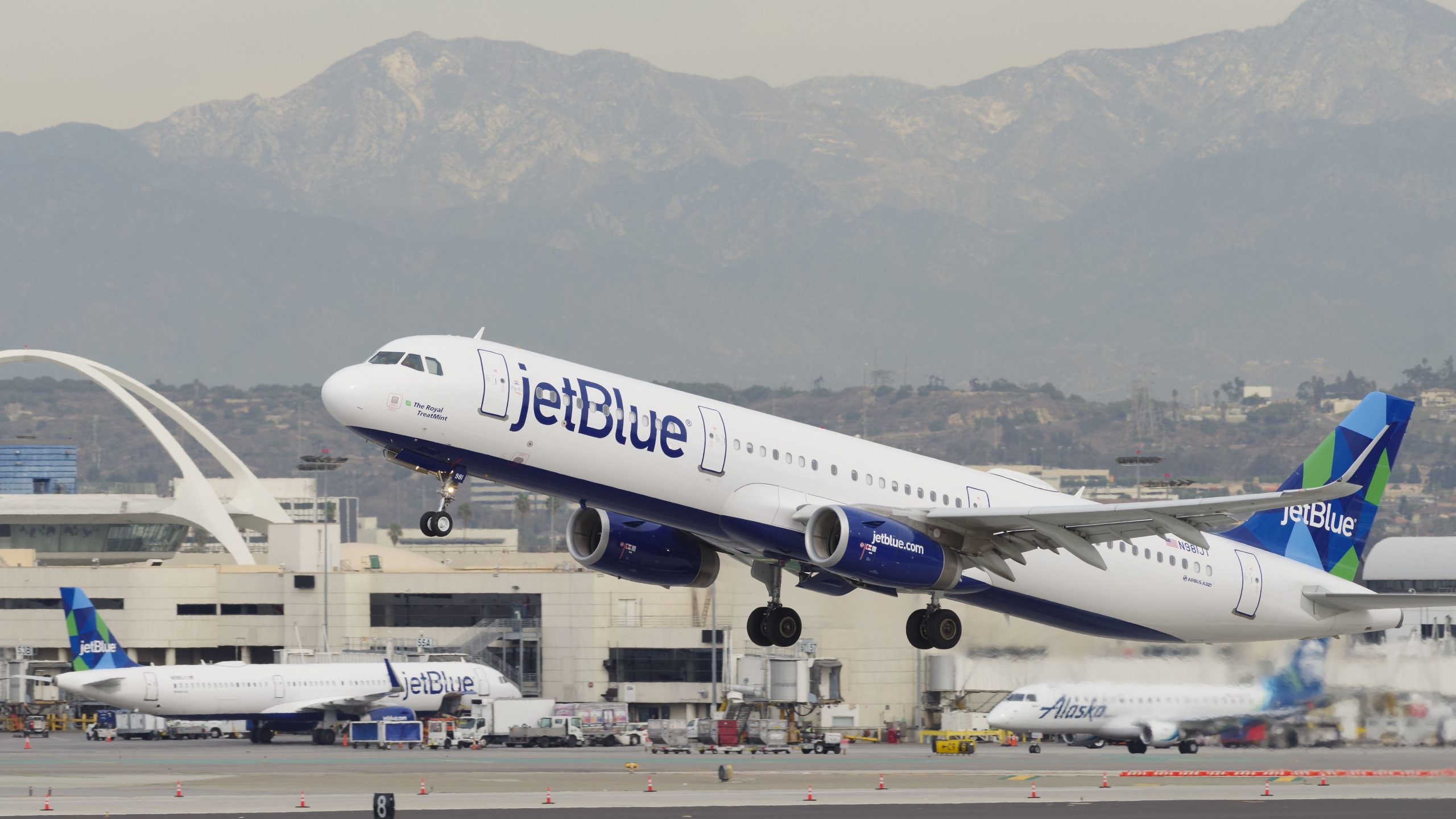 カリフォルニアの男性がジェットブルーの客室乗務員の機内でスパンキングした後に起訴された