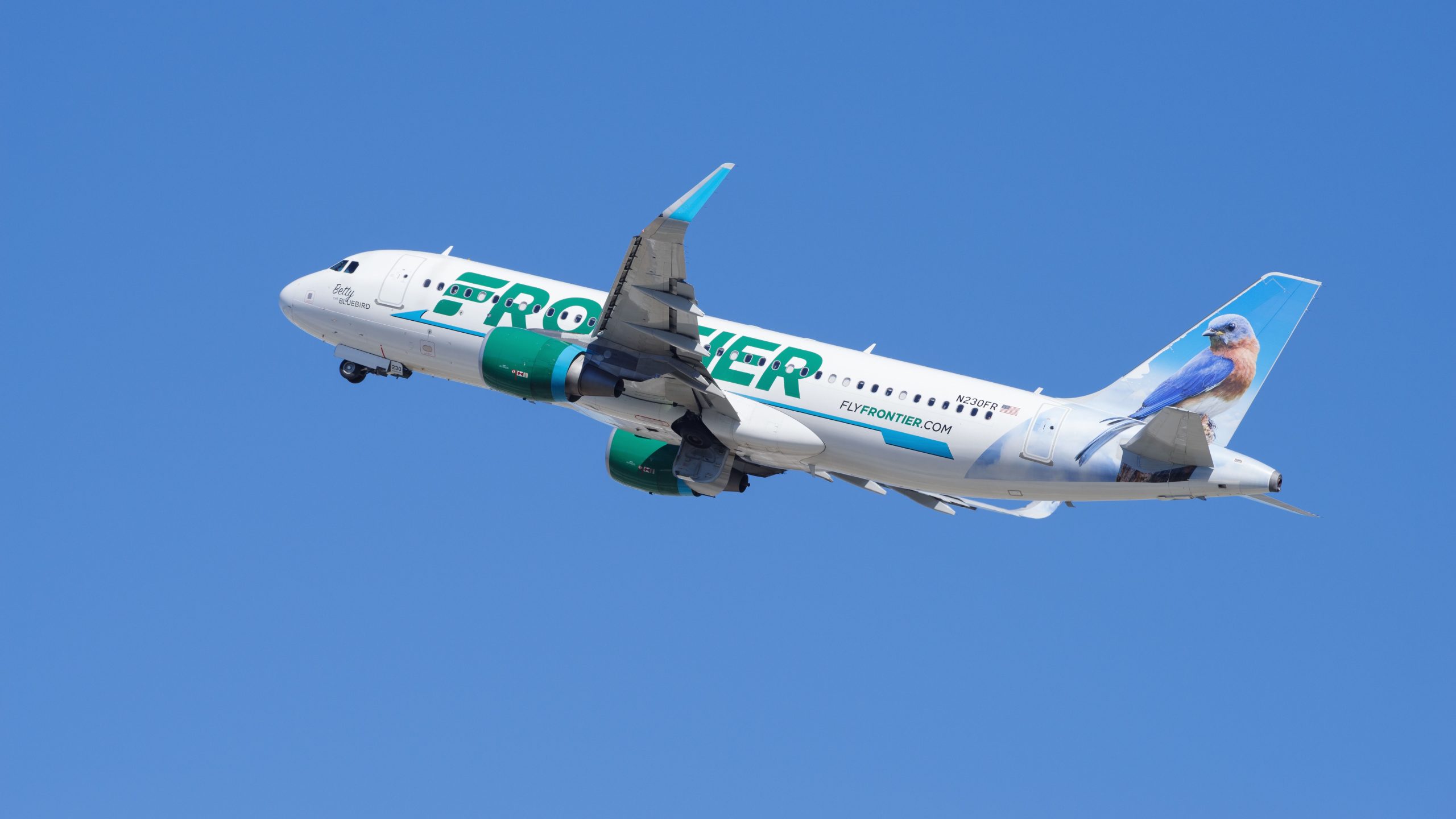 フロンティア航空は、ピギーバンクスに隠された無料のフライトバウチャーでフェニックストレジャーハントのダウンタウンをホストしています