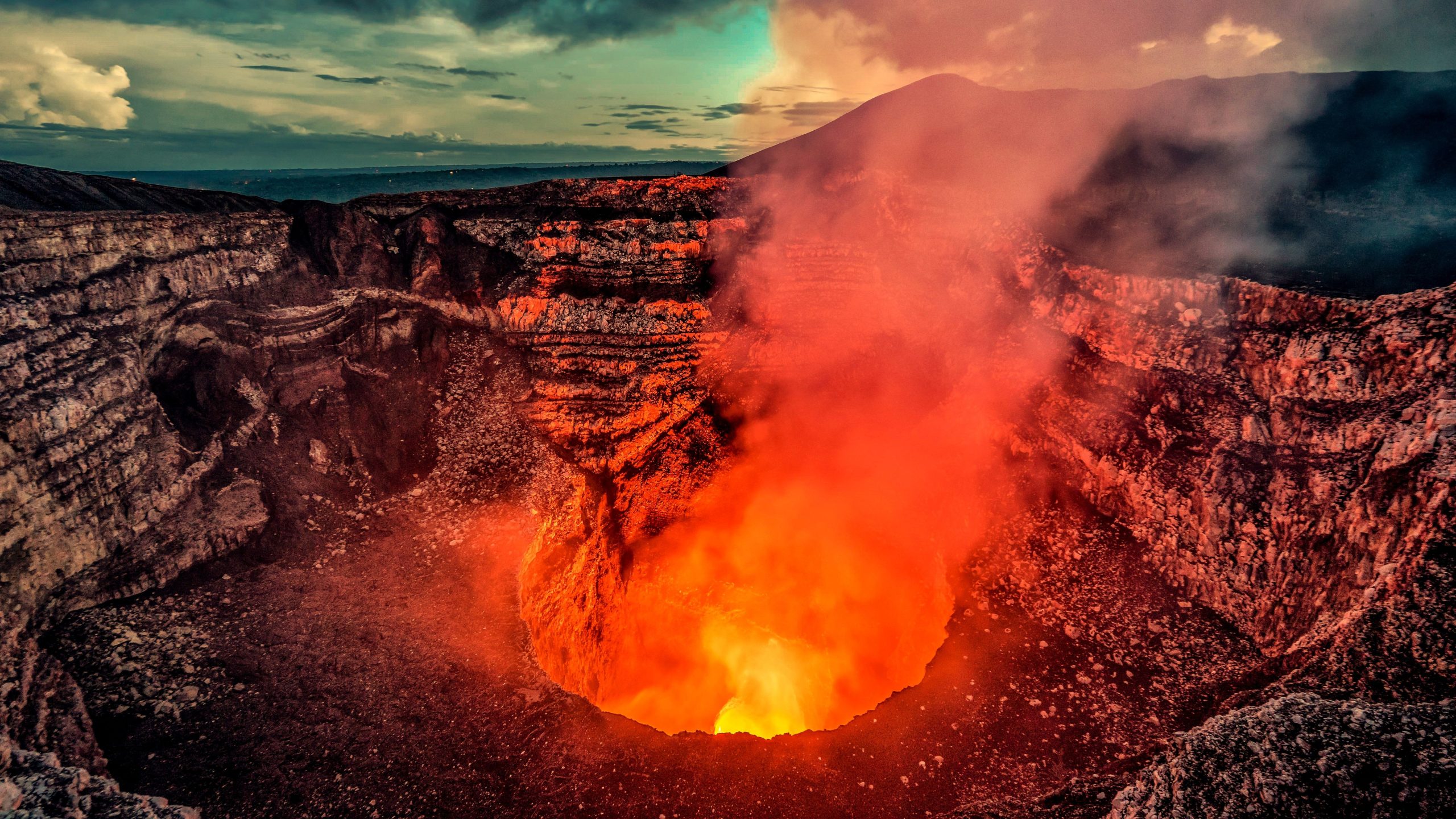この火山はこれまでの1月に1,000回以上噴火しました