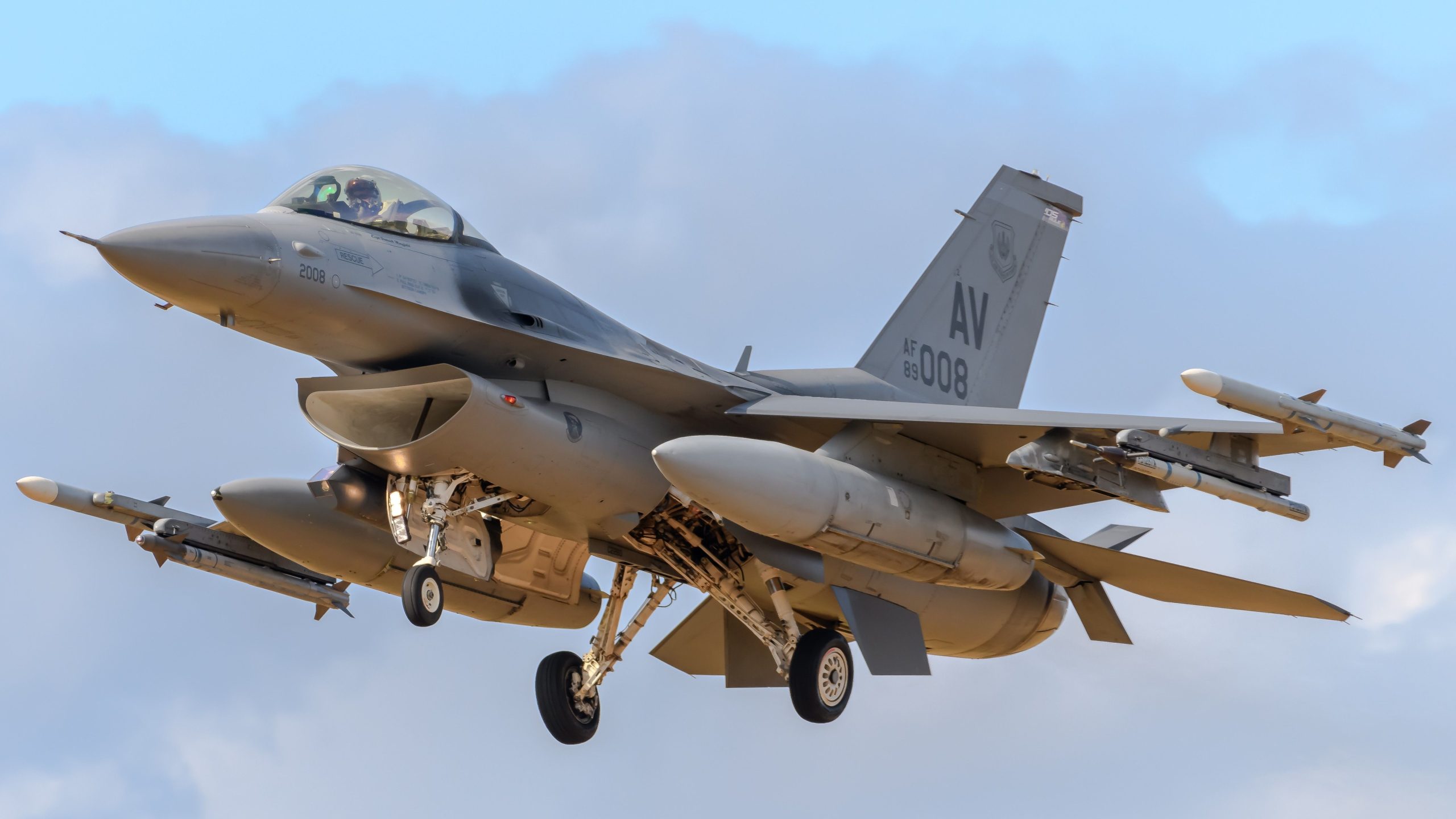 米国は退職したF-16をスペアパーツとしてウクライナに送っています