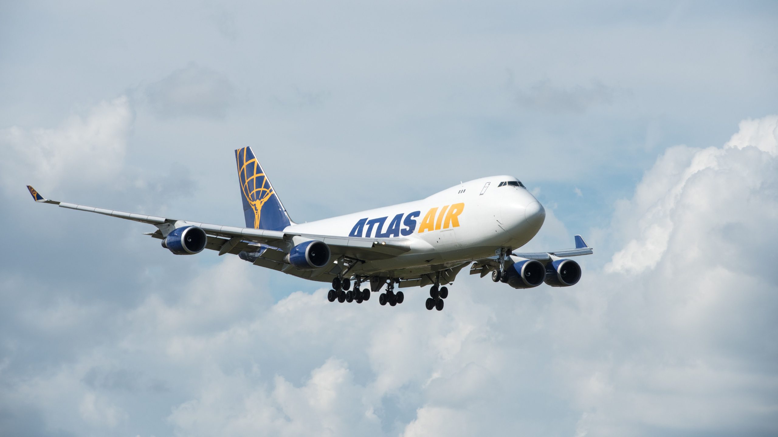 Atlas Air Boeing 747-400Fは、タイヤを吹き込んだ後、ロサンゼルスに緊急着陸します