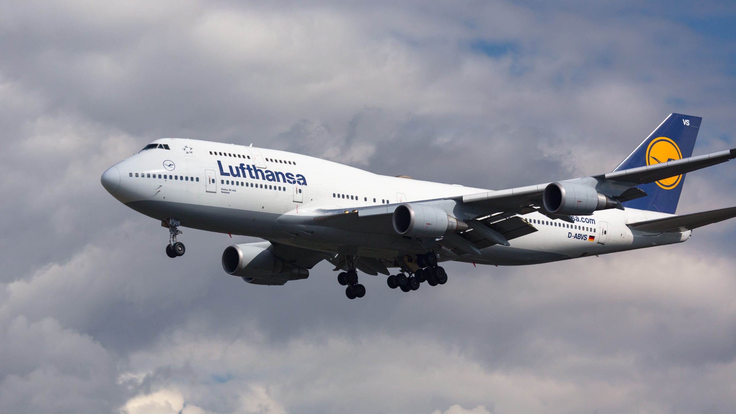 Lufthansa Boeing747-8電気臭いに続いて大西洋を引き返す