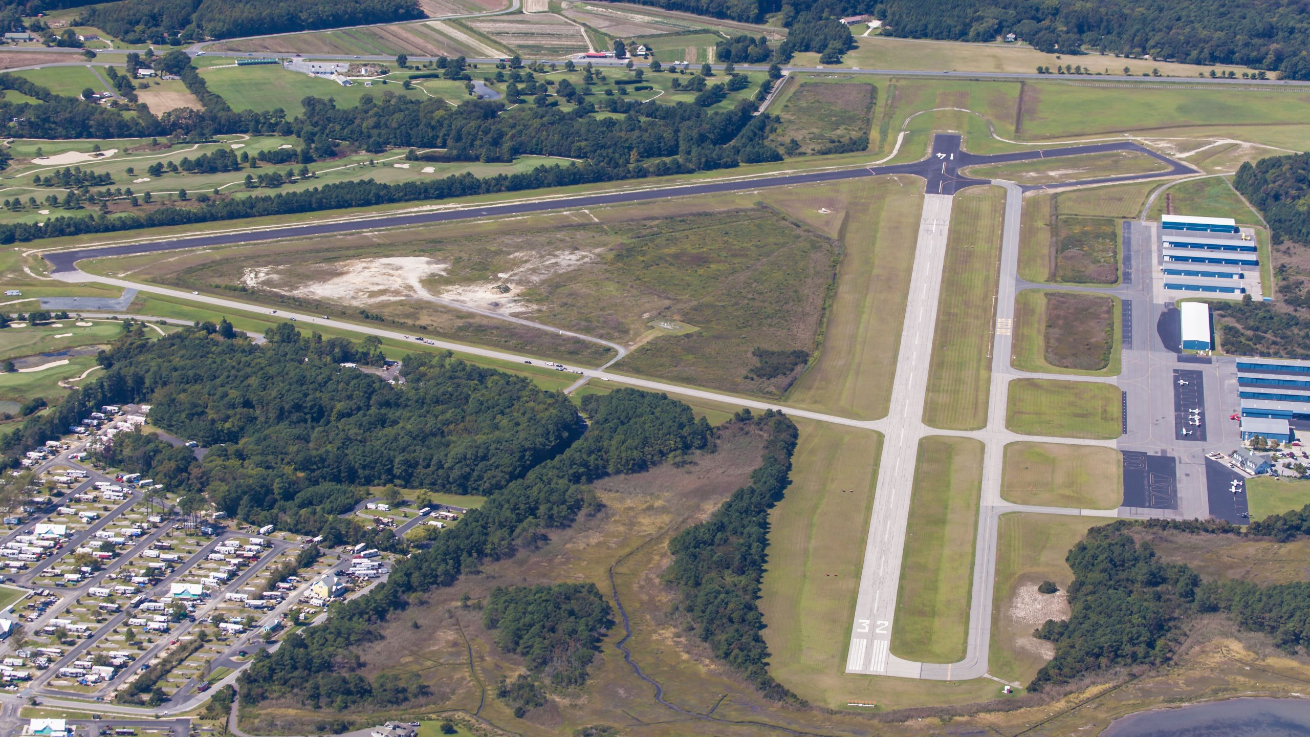 エンブリーリドル航空大学の学生は、鳥のストライキリスクを減らすために空港でドローンを試します