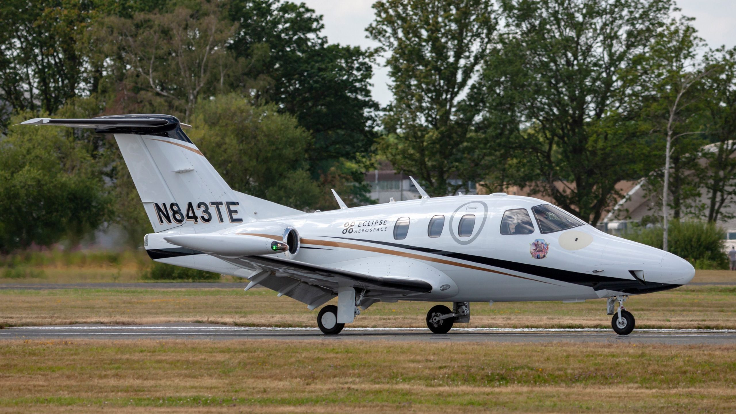Eclipse 500ライトビジネスジェットの上昇と減少